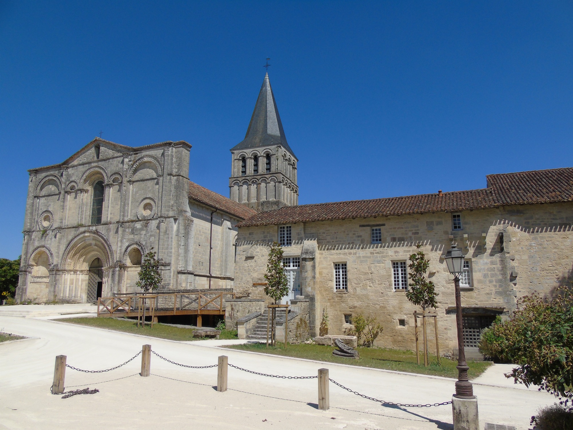 Abbaye St Amant de Boixe