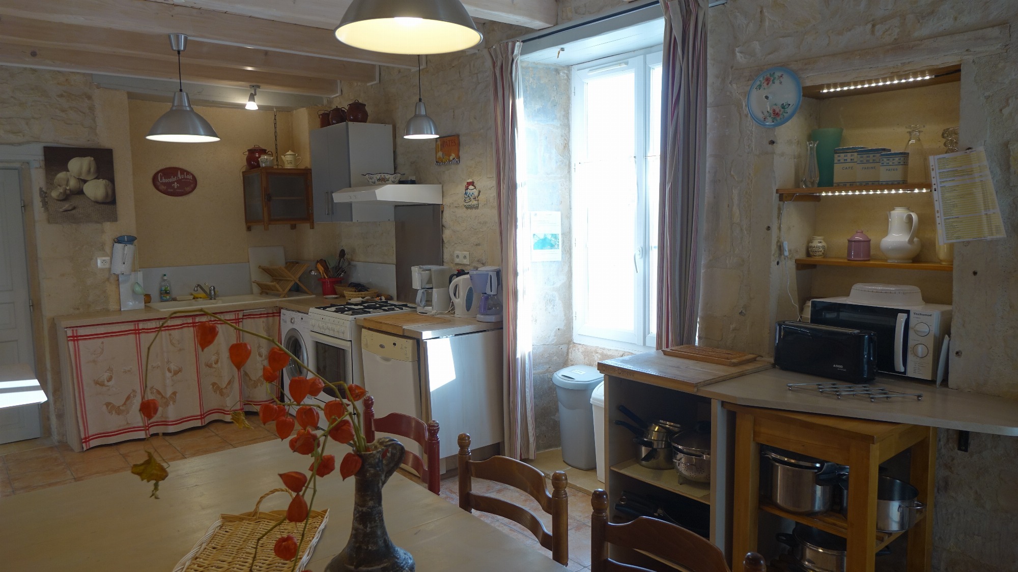 Salle de réception et coin cuisine