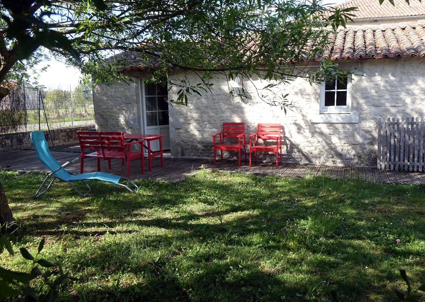 Vue sur la terrasse et jardin