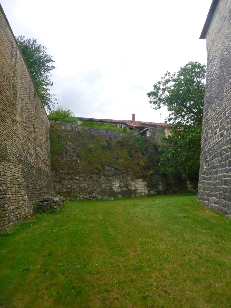 Château de Bayers Les douves