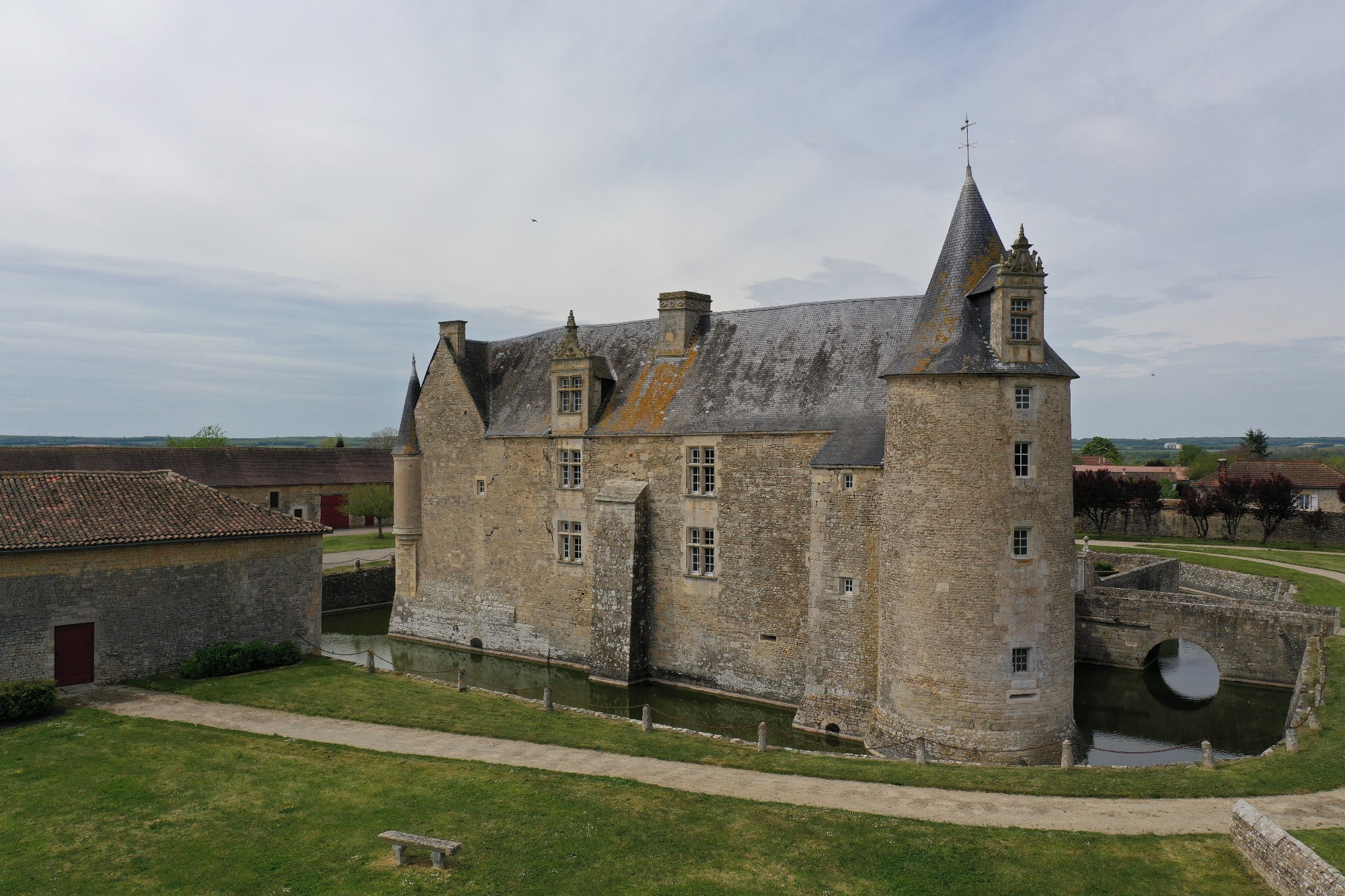 Façade est et tour de la prison