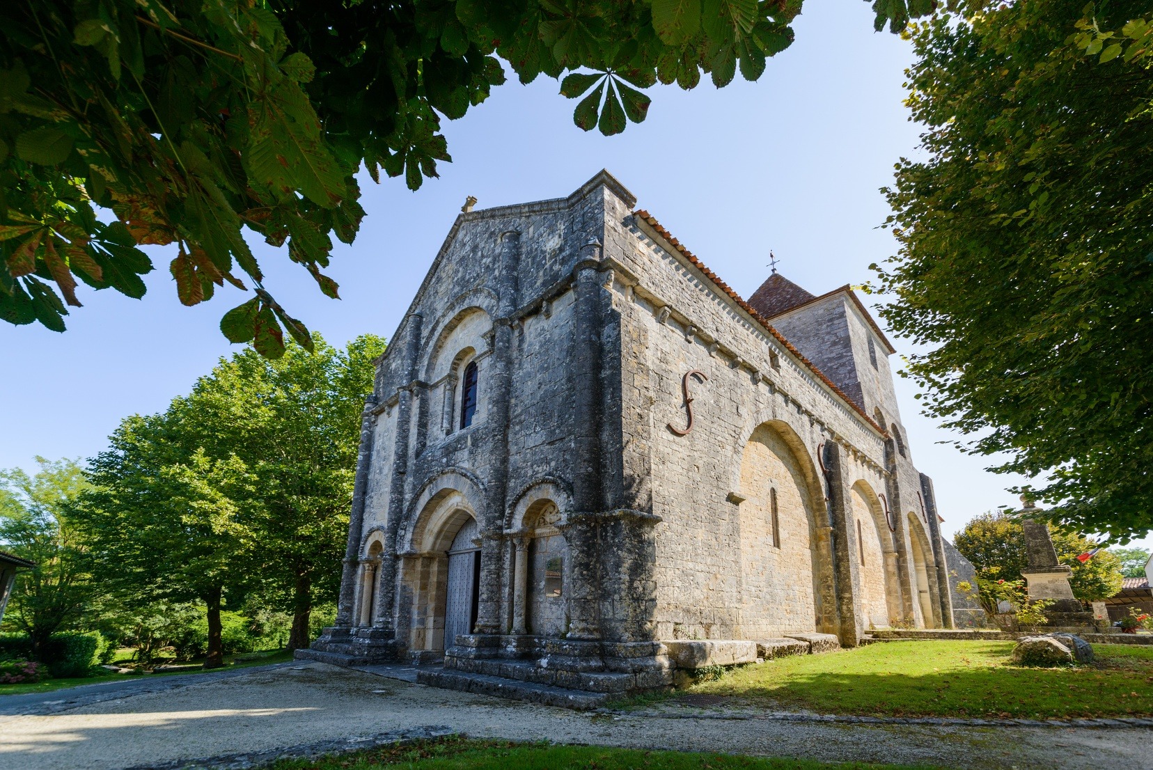 Eglise romane de Mouton en Nord Charente