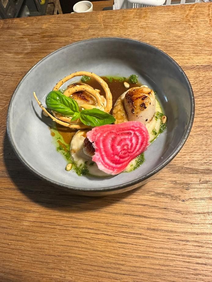 Les Saint Jacques snackées, jus de viande et mousseline de céleri