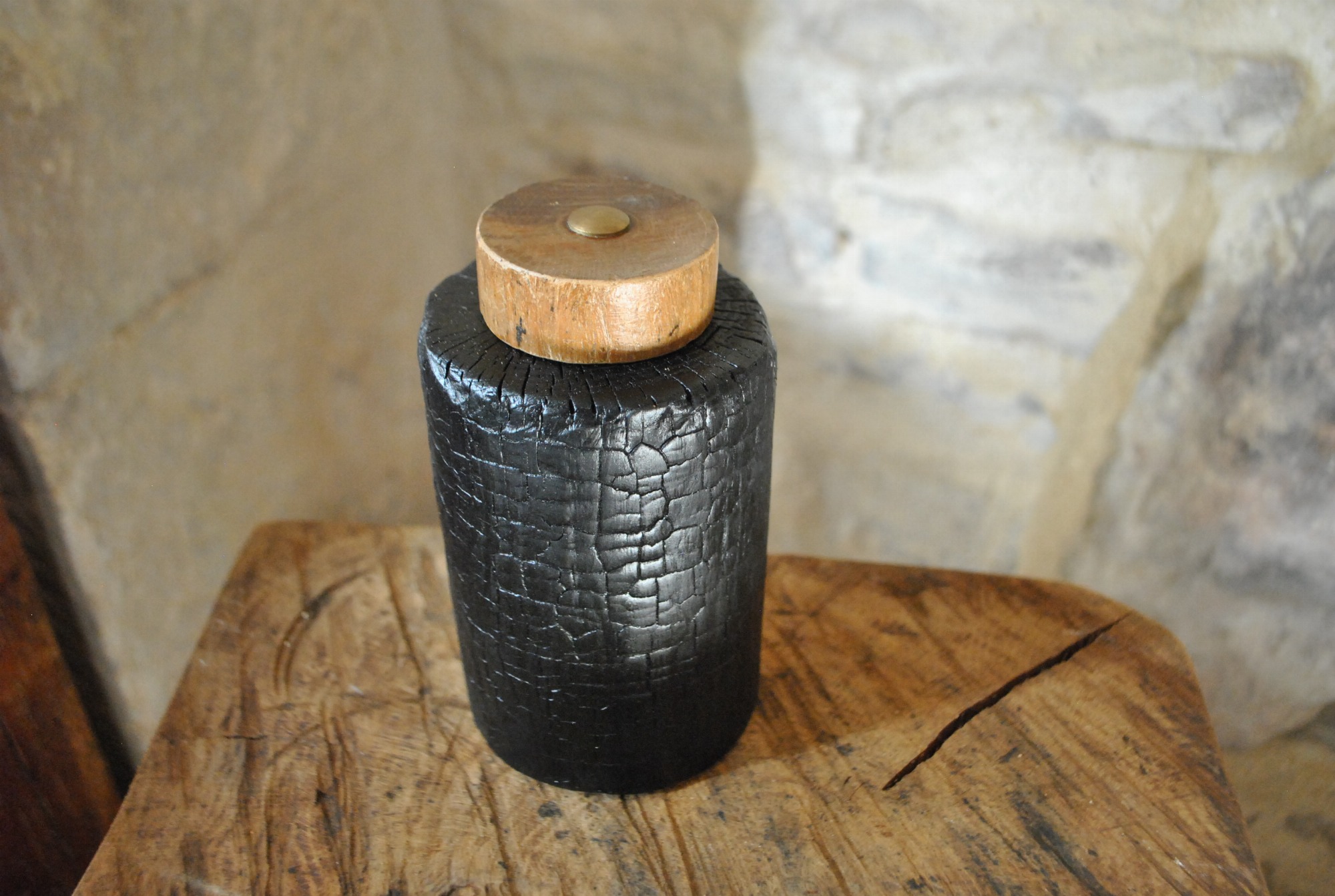 Boîte en bois brûlé