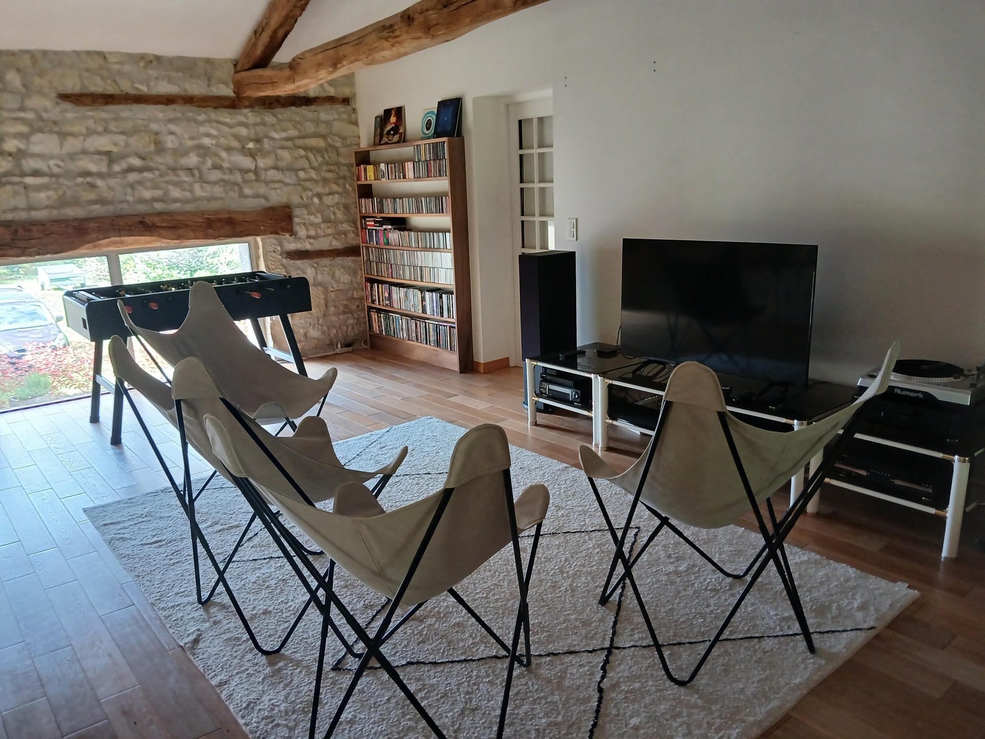 Mezzanine avec table de football et multimédia