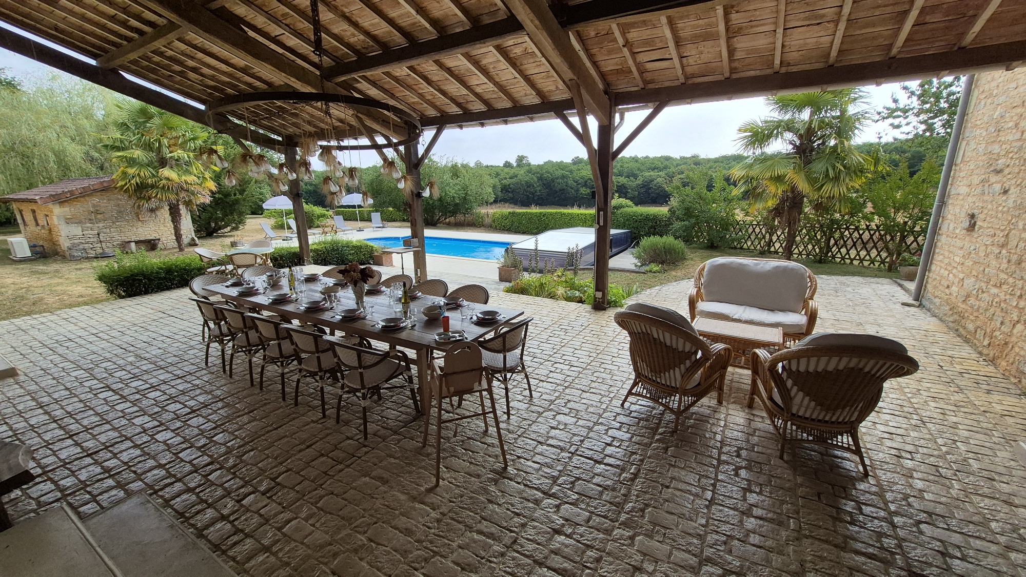 l'Épine: Terrasse couverte avec table familiale