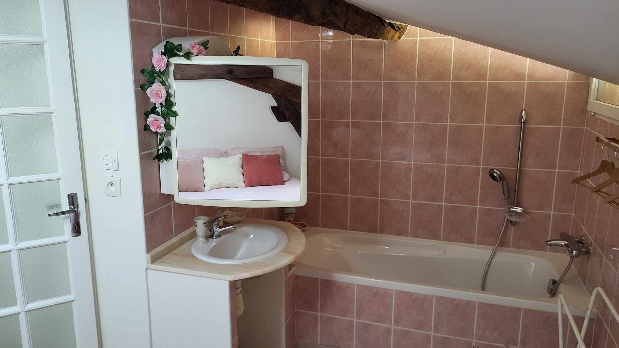 l'Épine: Salle de bain chambre rose