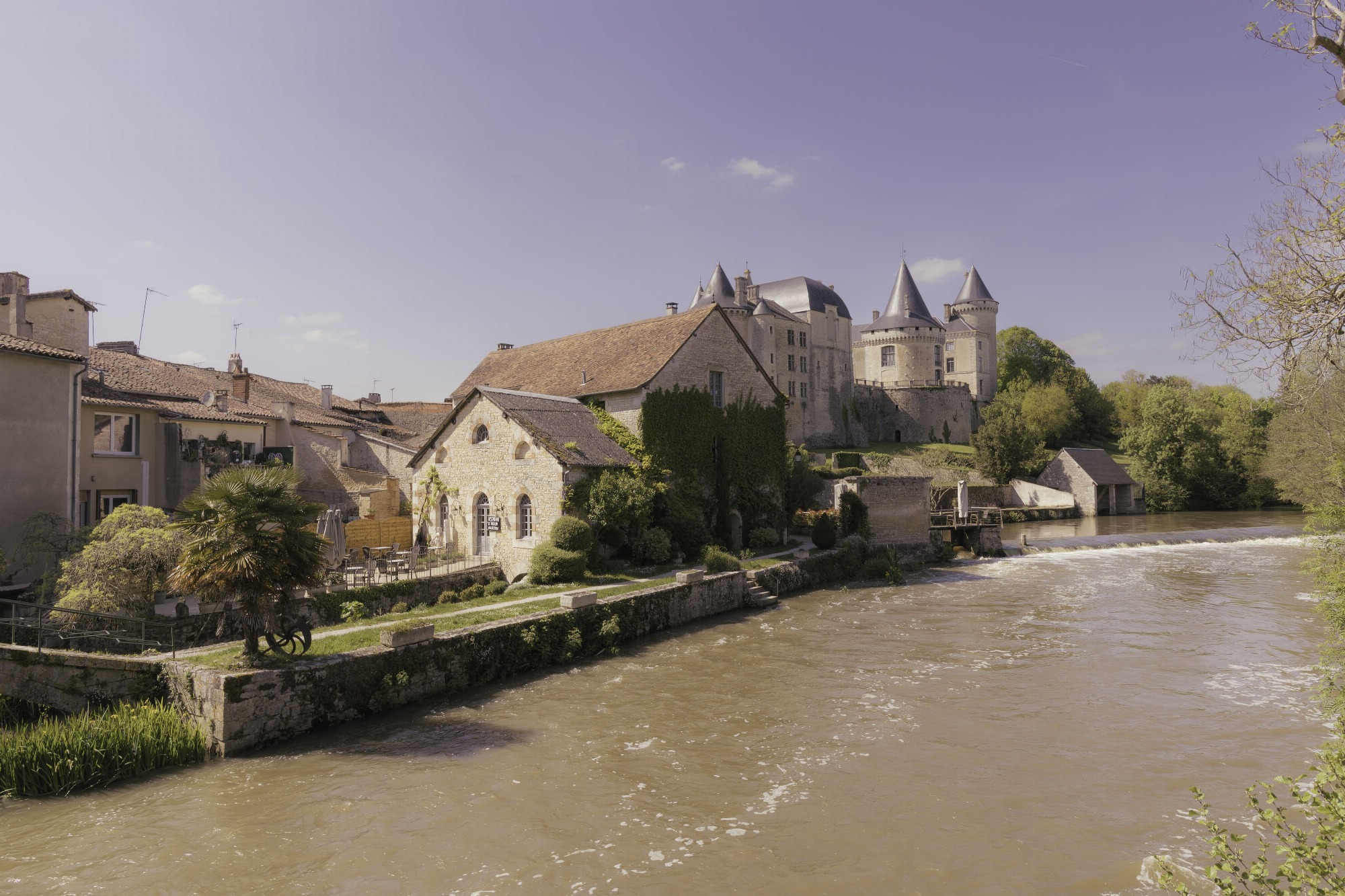 Venez découvrir la douce musique de la Charente qui longe ce beau village de  Verteuil sur Charente_Verteuil-sur-Charente