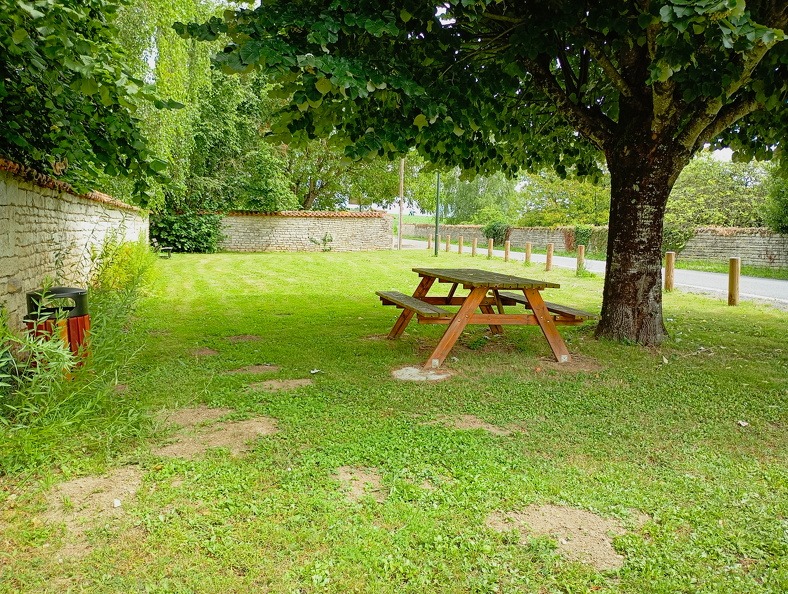 Table pique nique à Fouqueure
