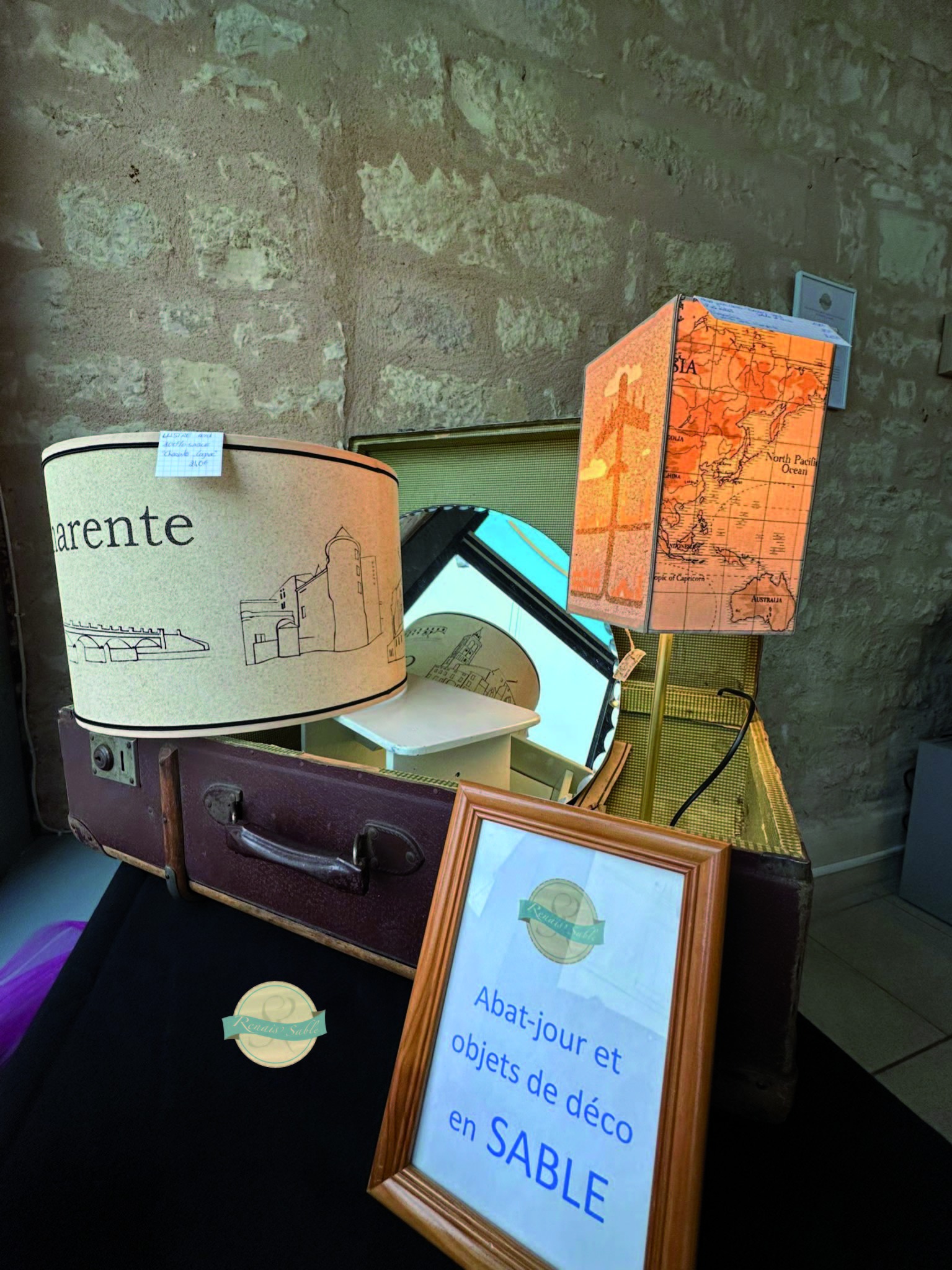 exposition abat jour et objets déco en SABLE