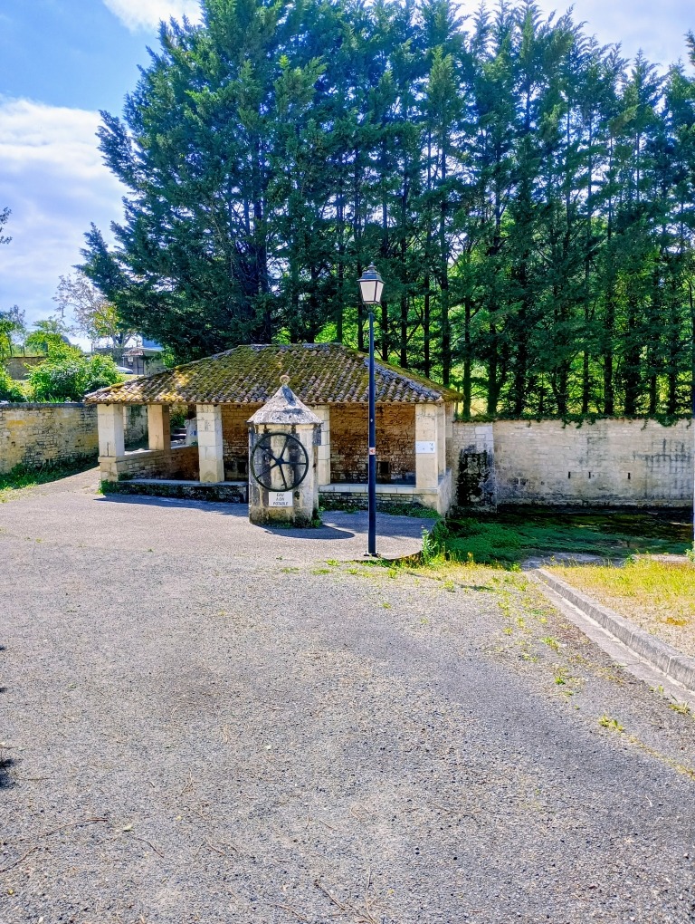 Vue sur le lavoir du village