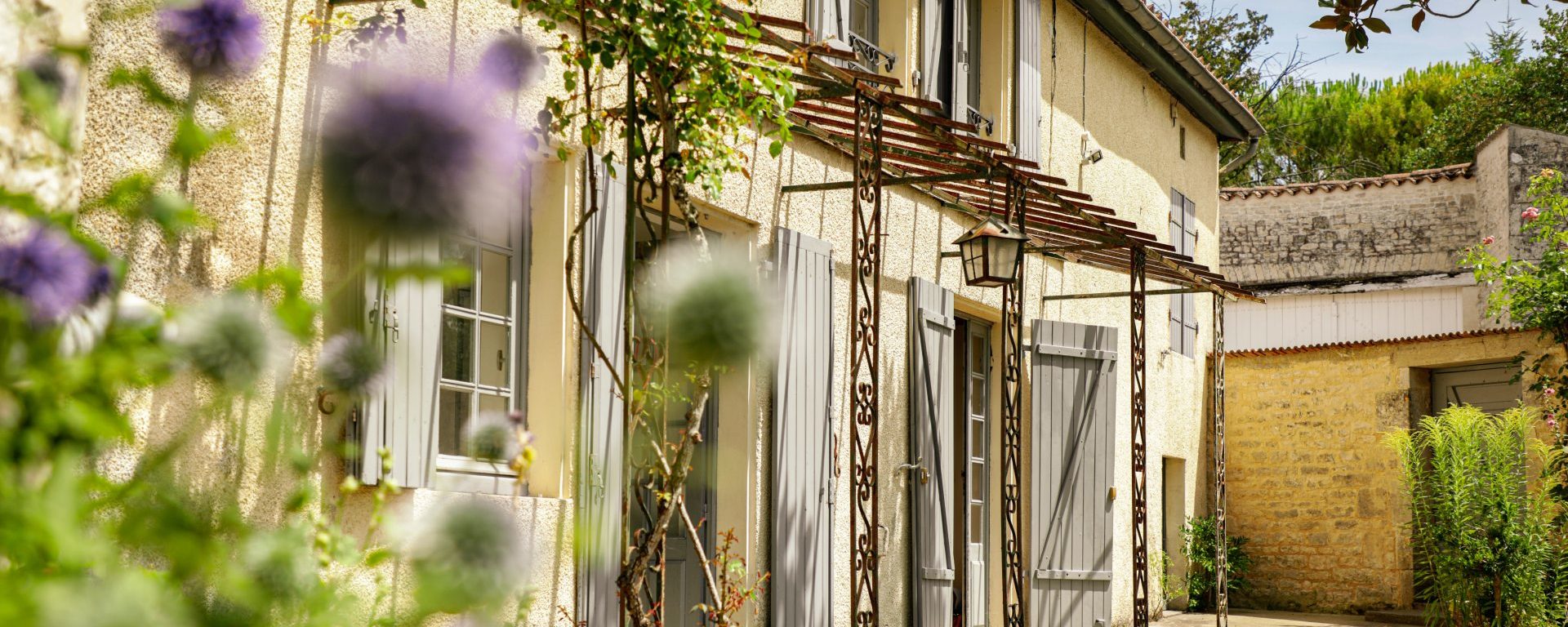 façade de meublé de tourisme en Charente
