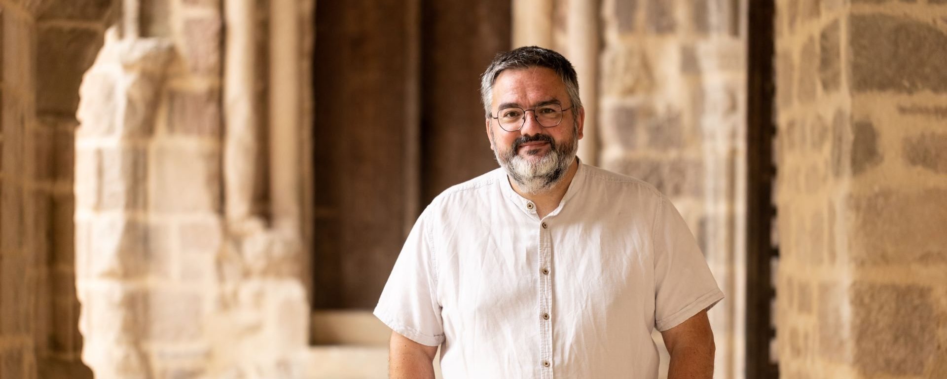 Portrait d'Anael Vignet, directeur de l'abbaye de St Amant-de-Boixe
