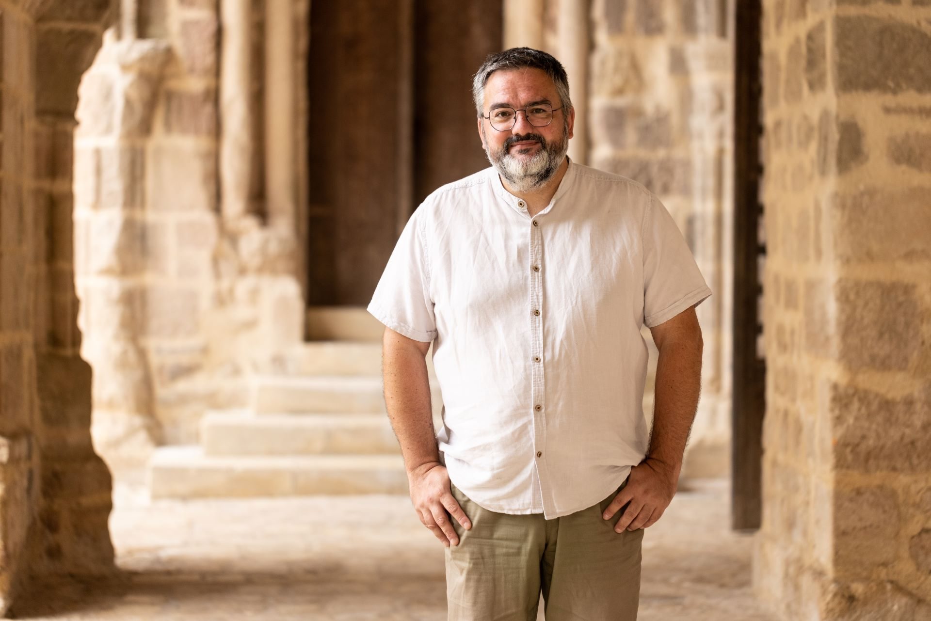 Portrait d'Anael Vignet, directeur de l'abbaye de St Amant-de-Boixe