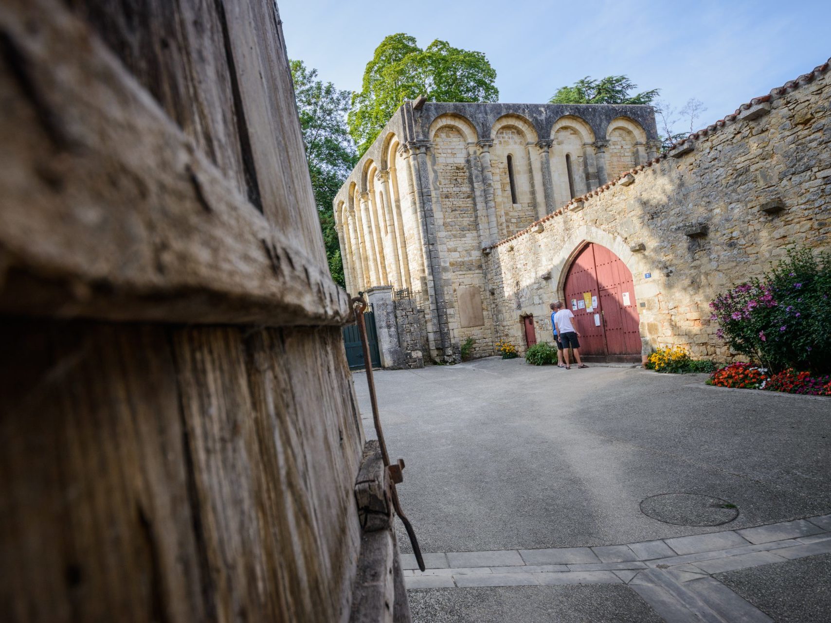 Abbaye de Nanteuil-en-Vallée depuis la rue