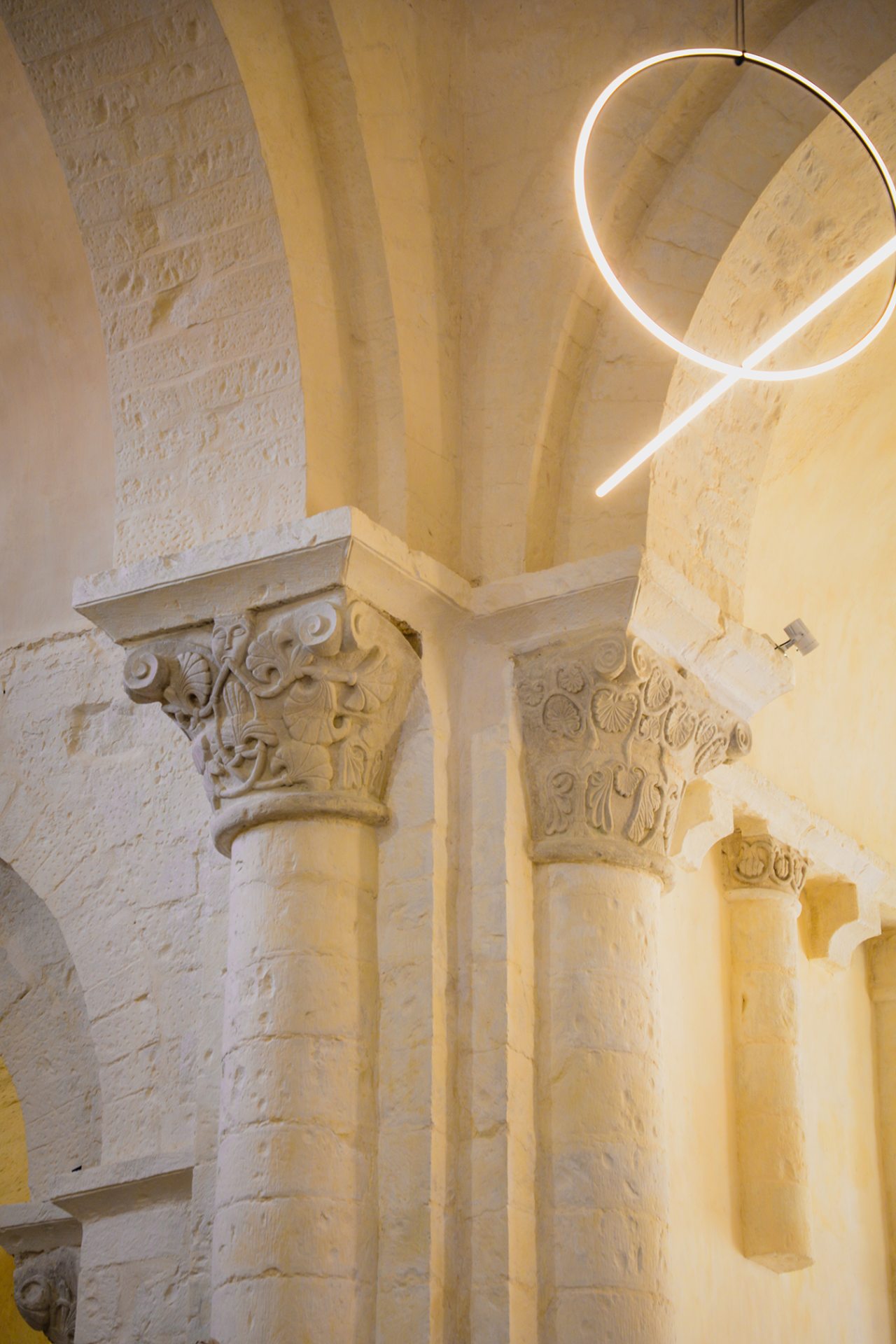 Colonnes à l'intérieur de l'église romane de Cellefrouin