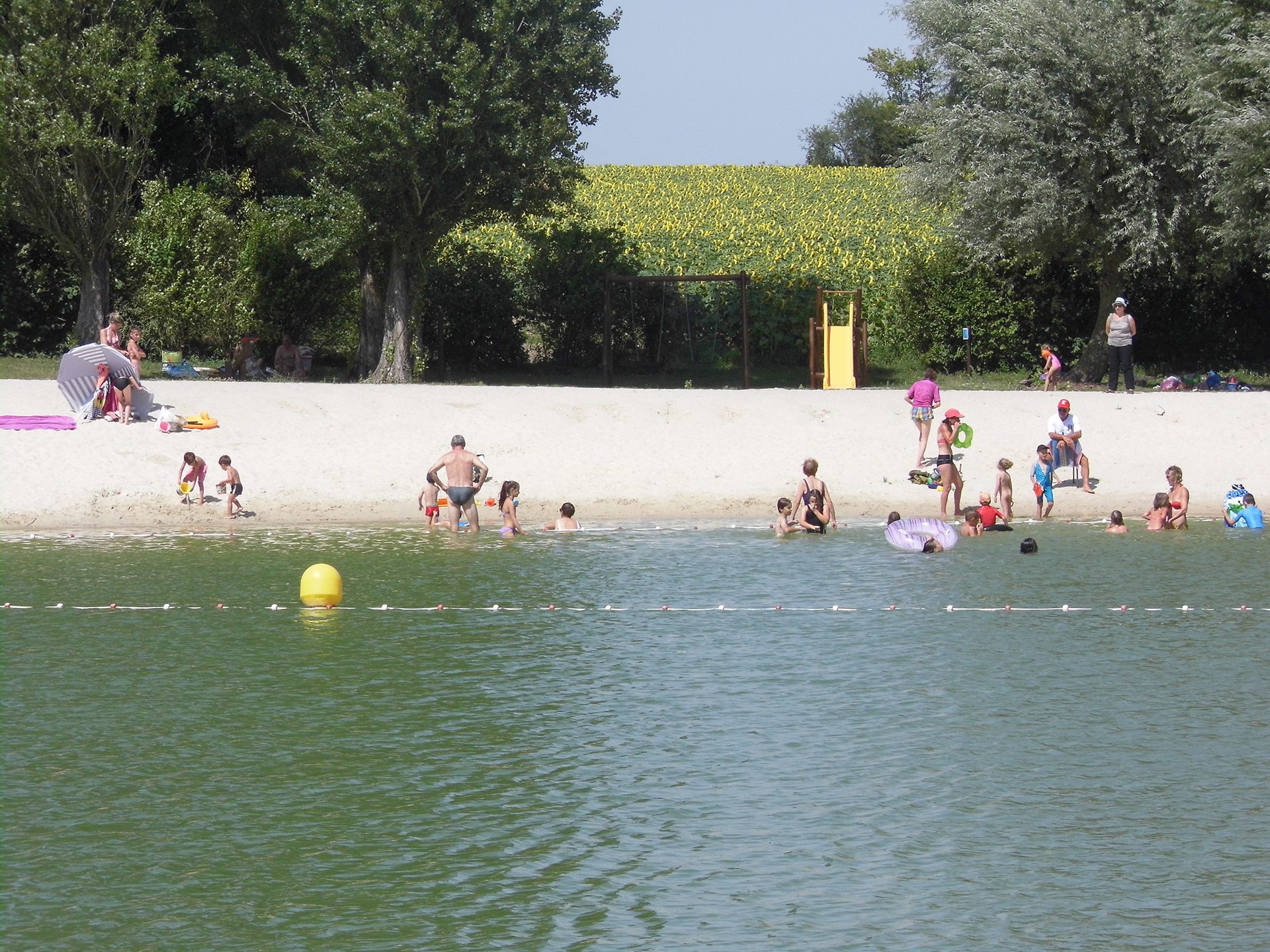 Baignade dans le plan d'eau des Gours