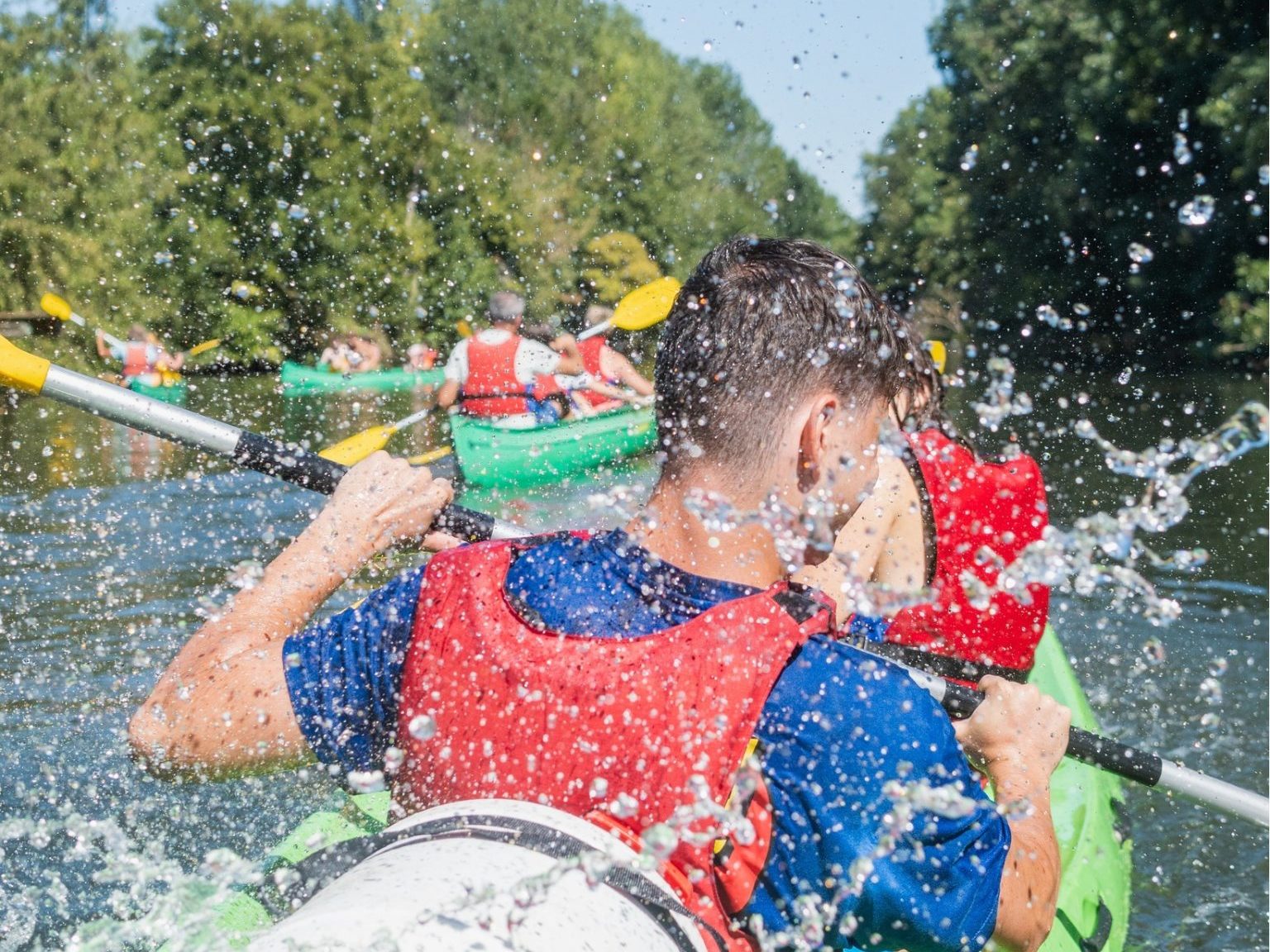 Bataille d'eau en canoë
