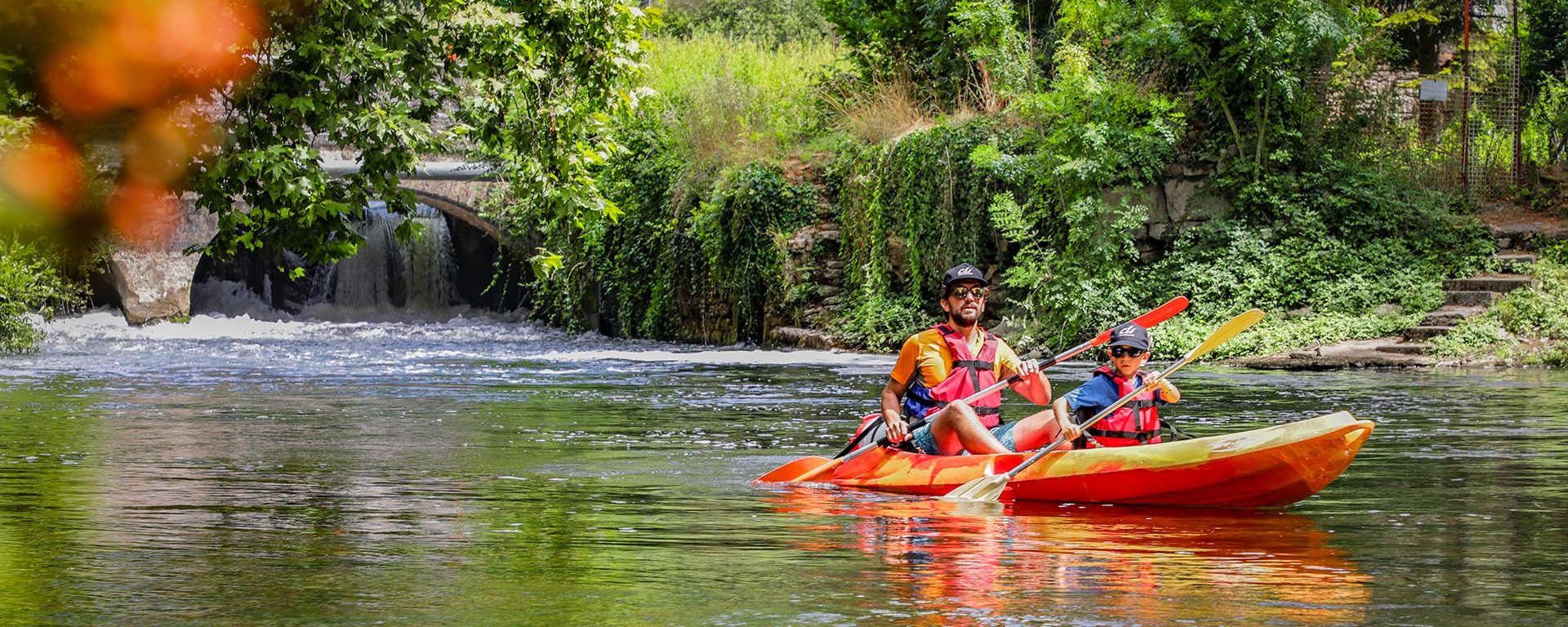 Un père et son fils sur un canoë à Taizé Aizie en Nord Charente