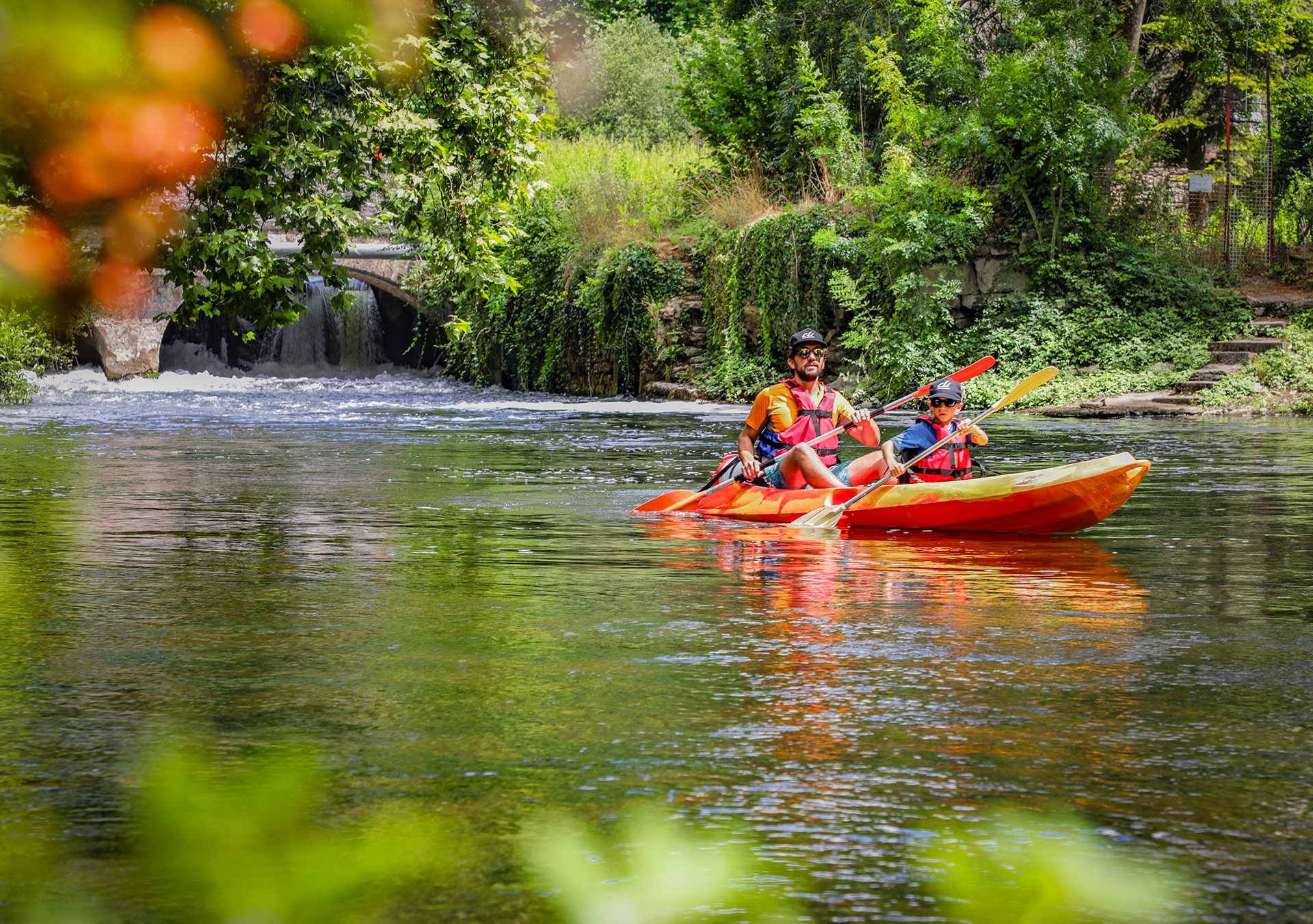 Un père et son fils sur un canoë à Taizé Aizie en Nord Charente