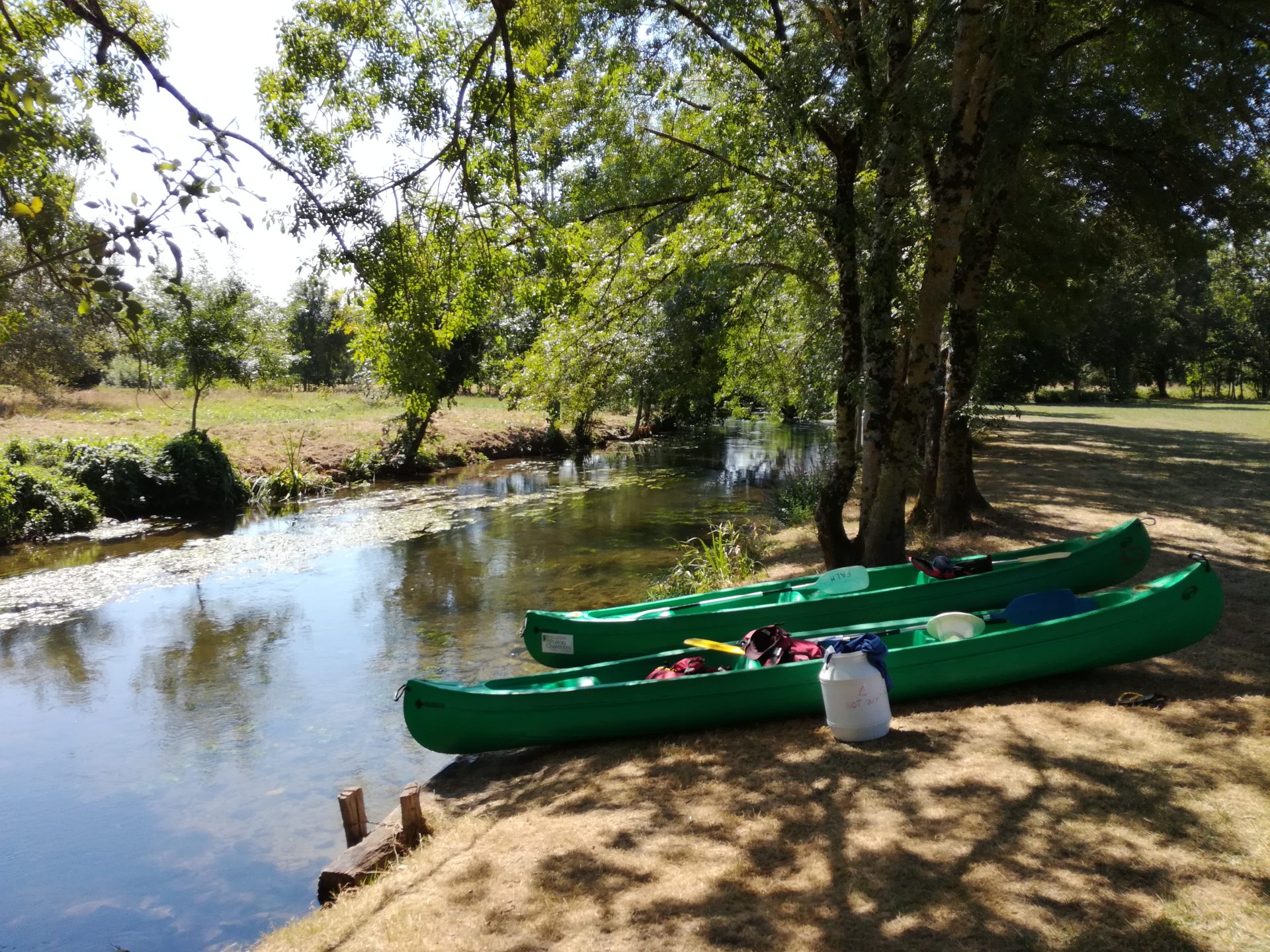 Pause pique-nique en canoë sur les berges de St Groux
