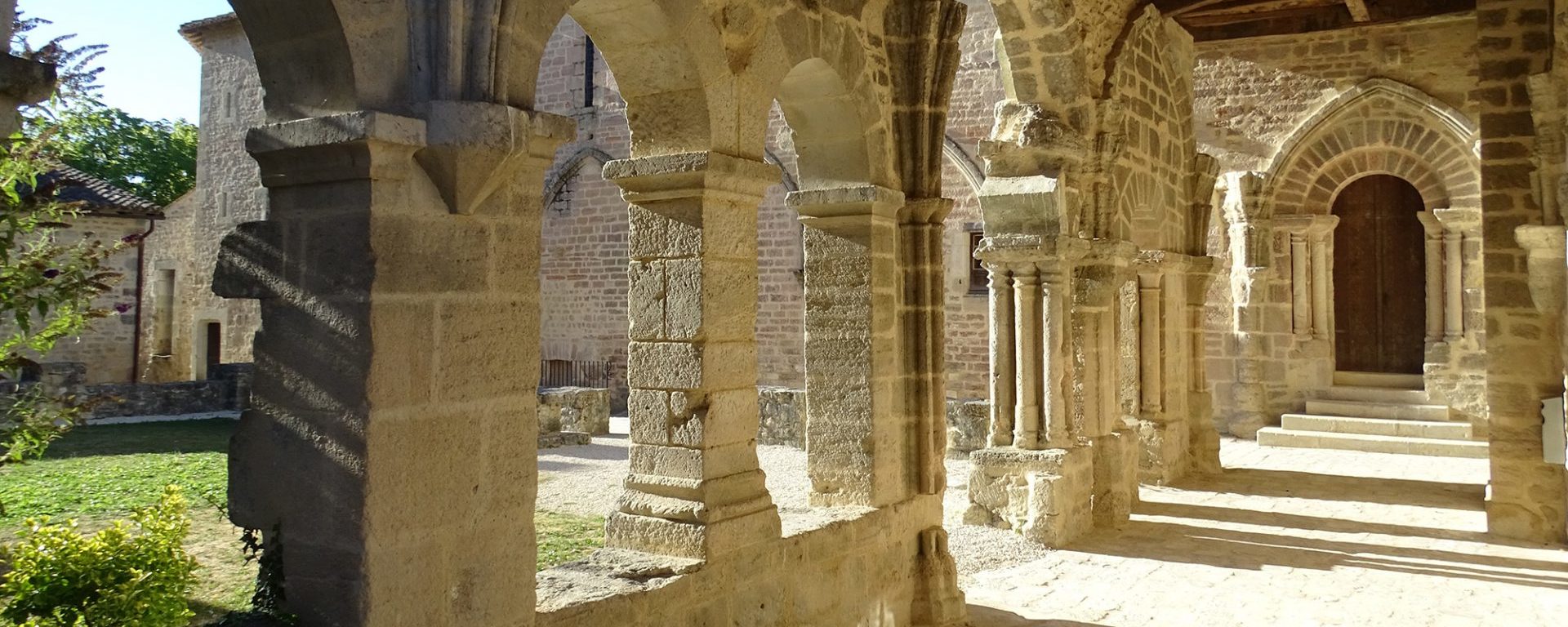 Cloître de l'Abbaye de St-Amant-de-Boixe en Charente