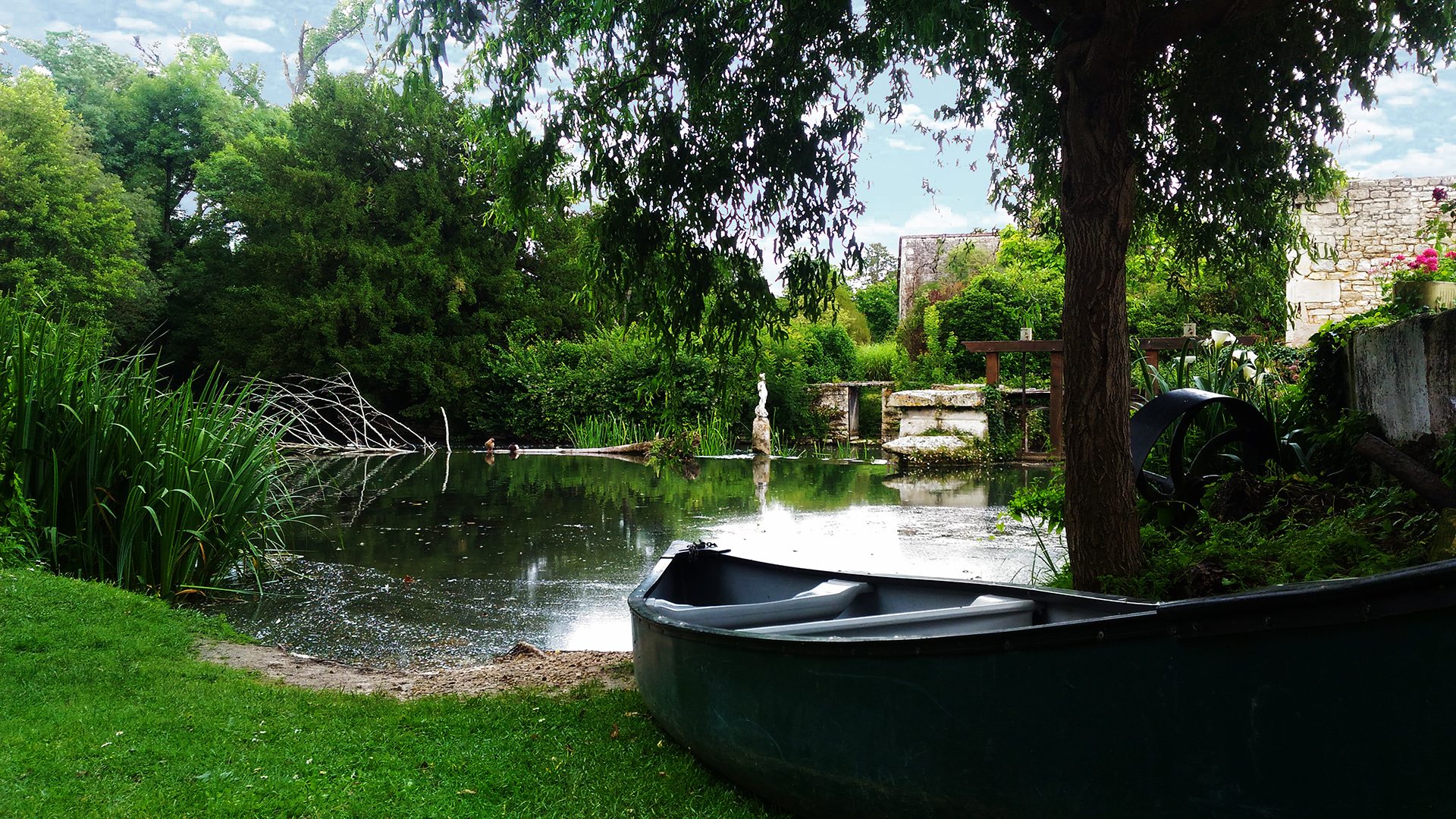 barque près de la Charente à Verteuil-sur-Charente