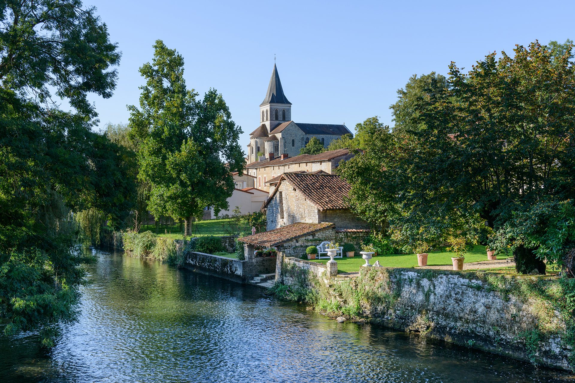 Vue sur l'église de Verteuil-sur-Charente depuis le fleuve