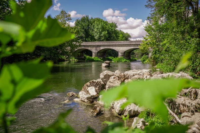 Vue sur le pont du Fleuve Charente à Montignac