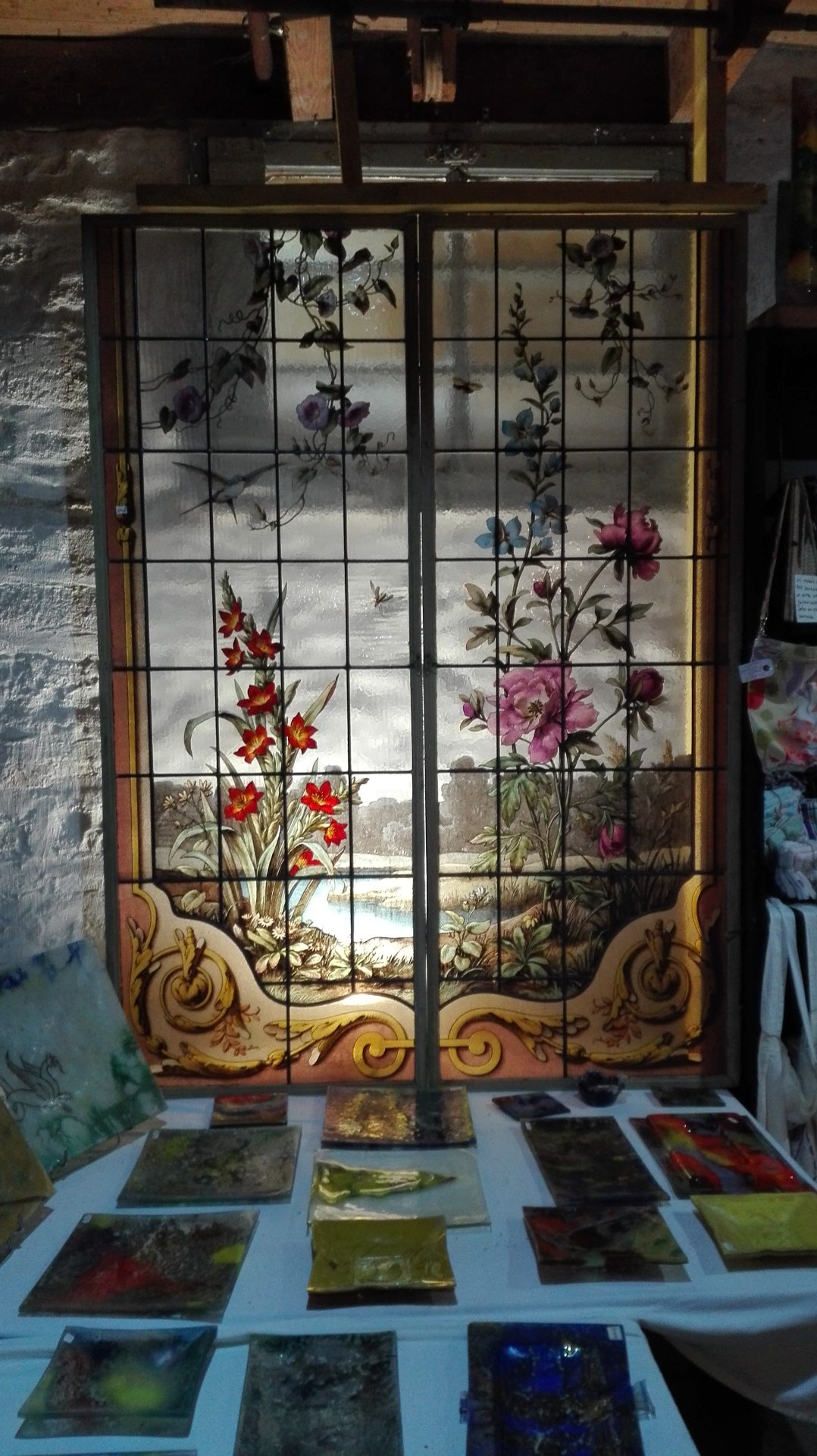 Vitrail de la boutique d'artisans Gare à l'art de Tusson