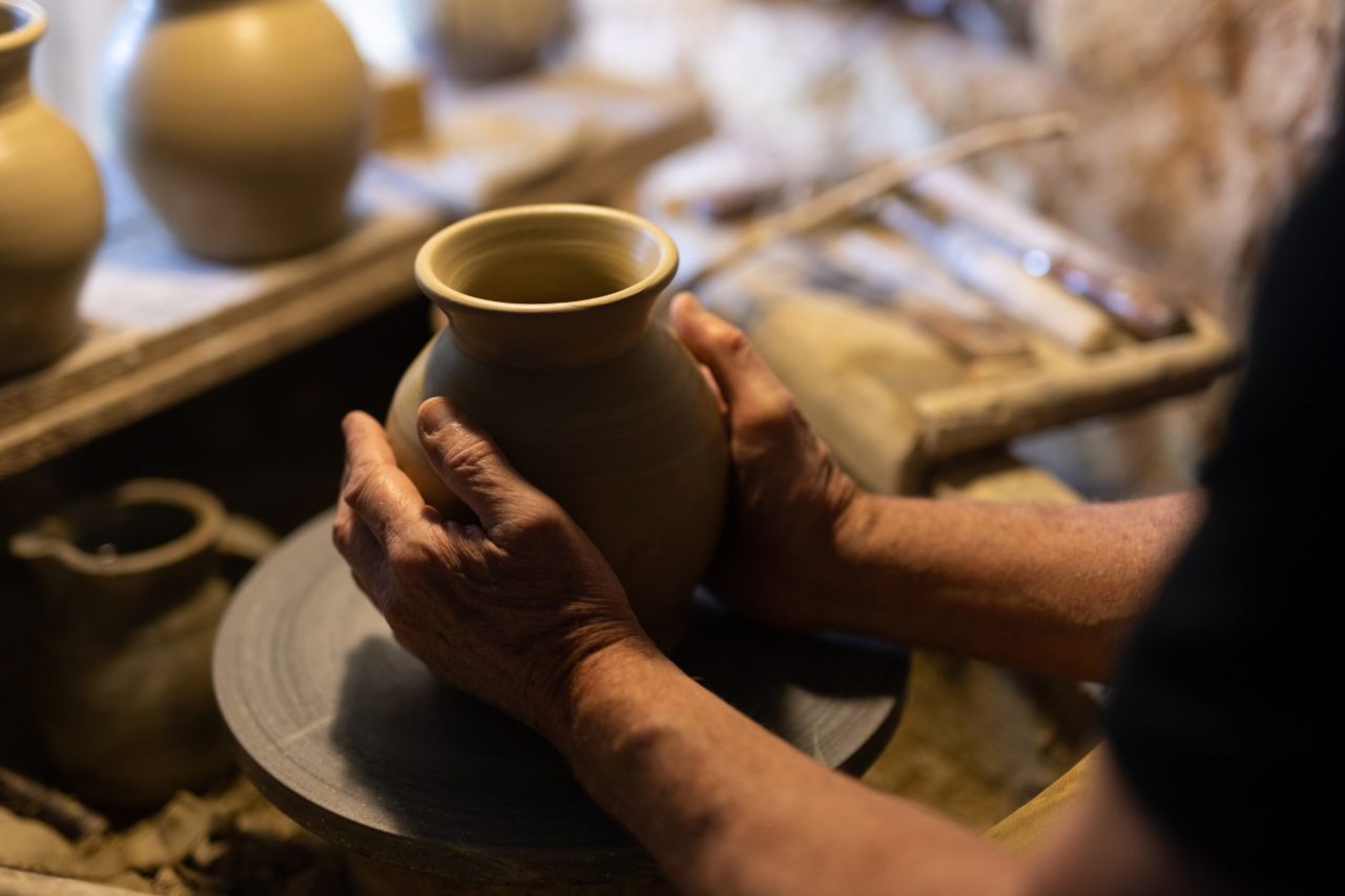 Potier façonnant un petit vase, artisans d'art