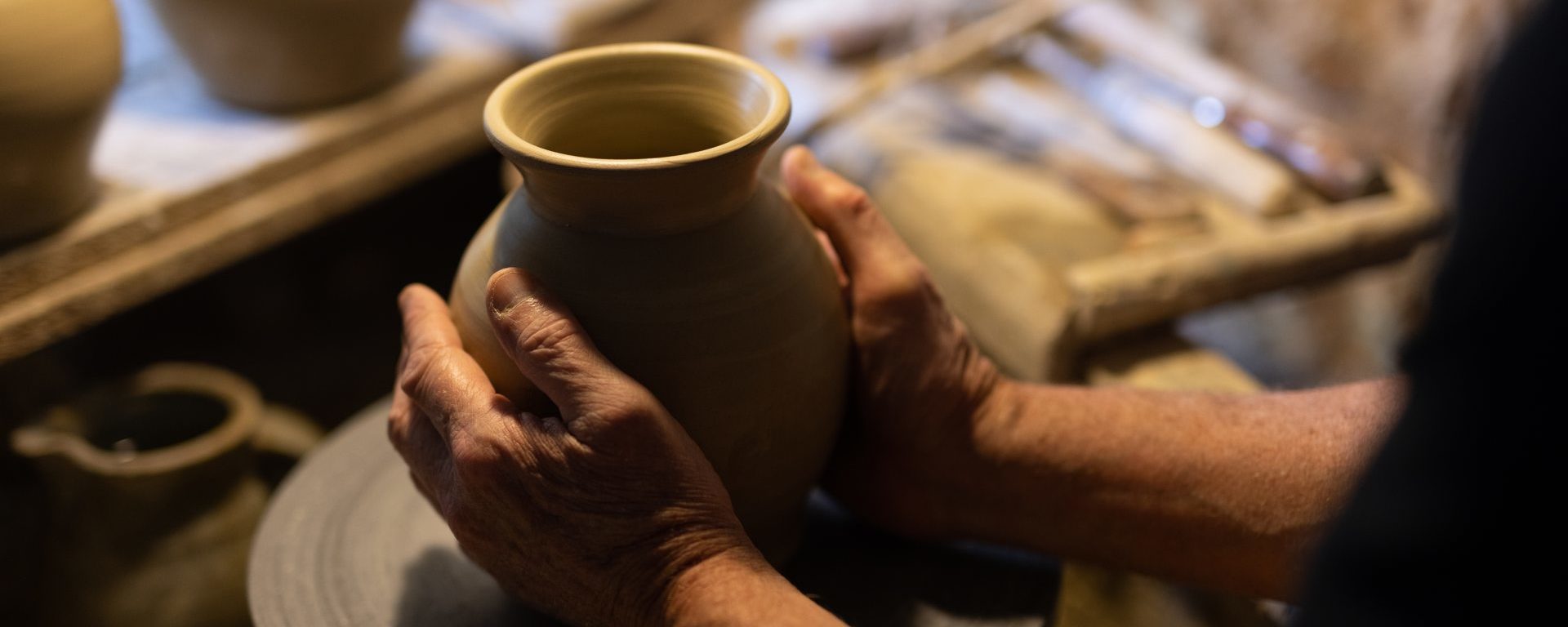 Potier façonnant un petit vase