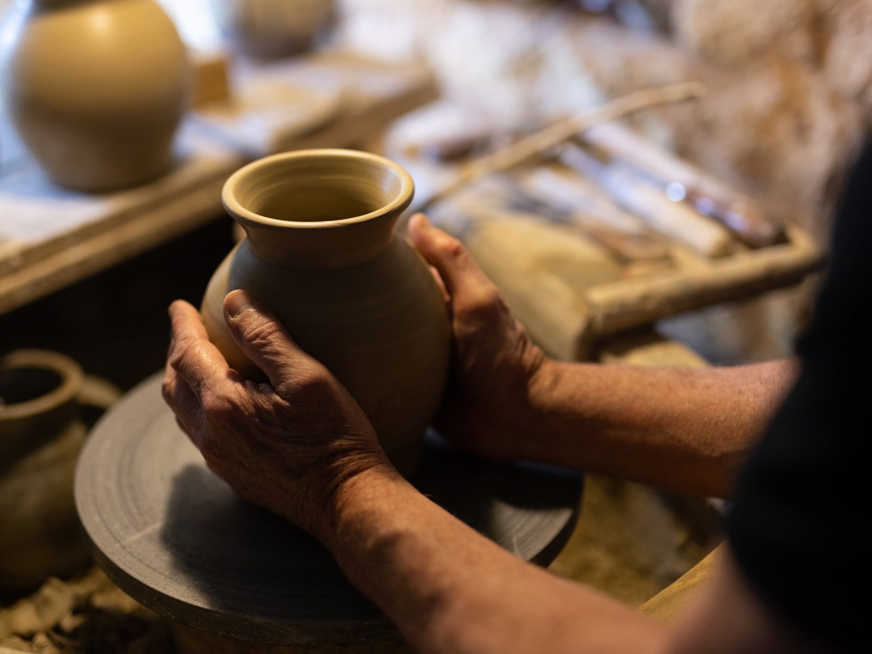 Potier façonnant un petit vase