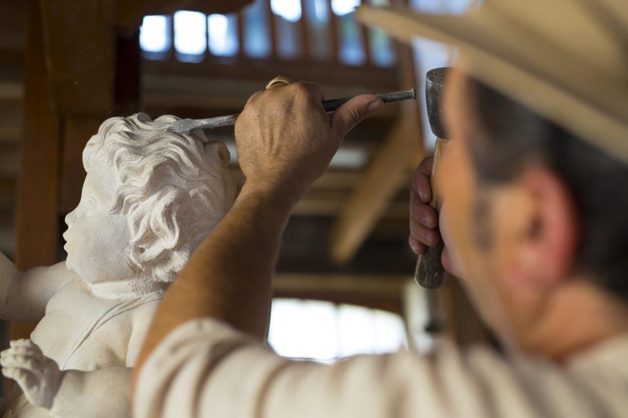 Sculpteur travaillant les cheveux d'un ange, artisans d'art