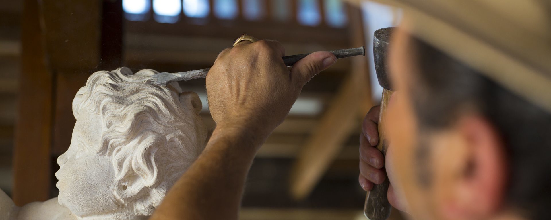 Sculpteur travaillant les cheveux d'un ange, artisans d'art