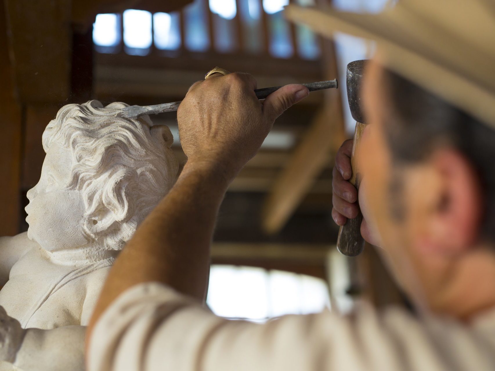 Sculpteur travaillant les cheveux d'un ange, artisans d'art