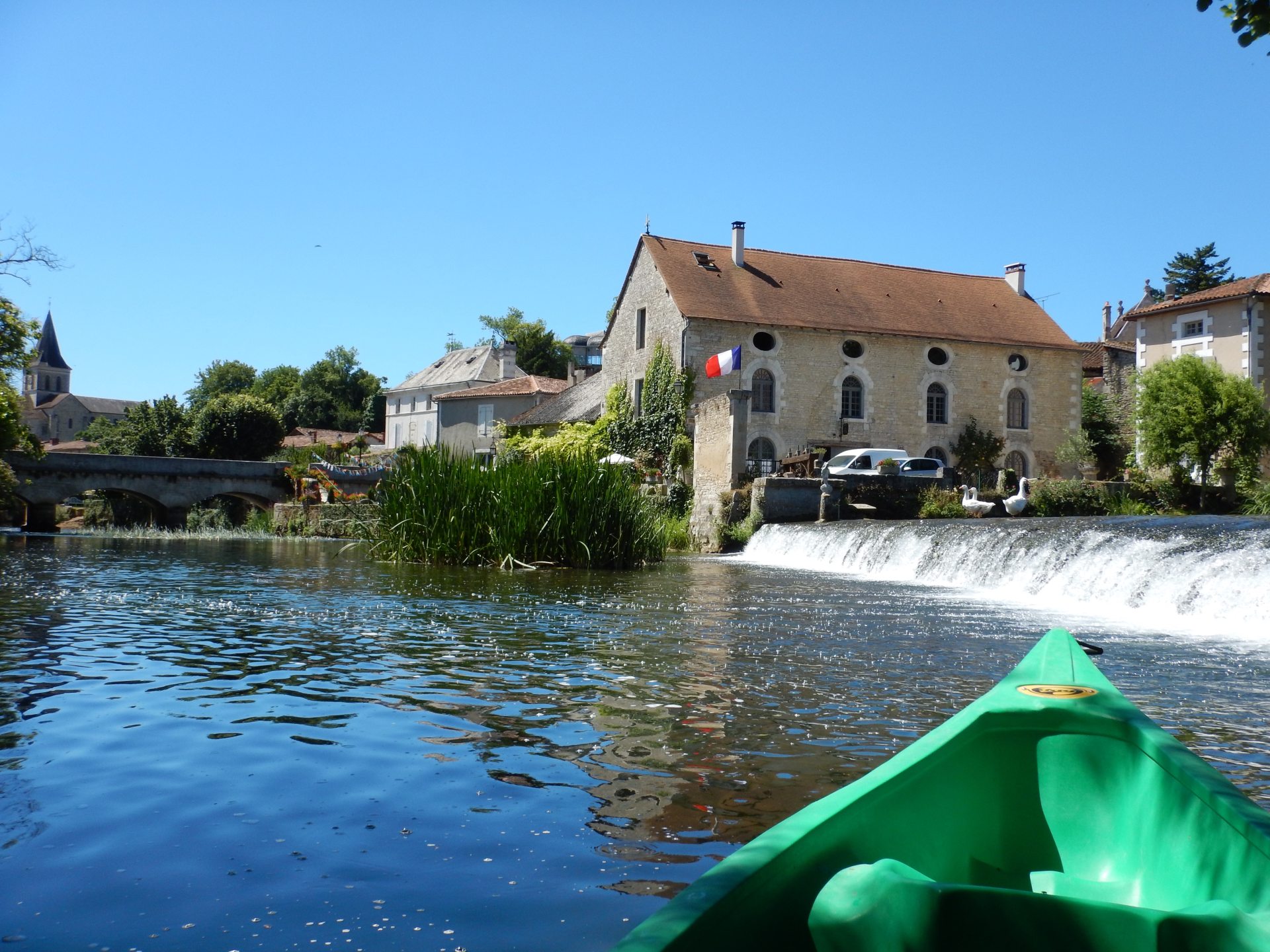 Vue sur le Moulin de Verteuil-sur-Charente depuis le fleuve