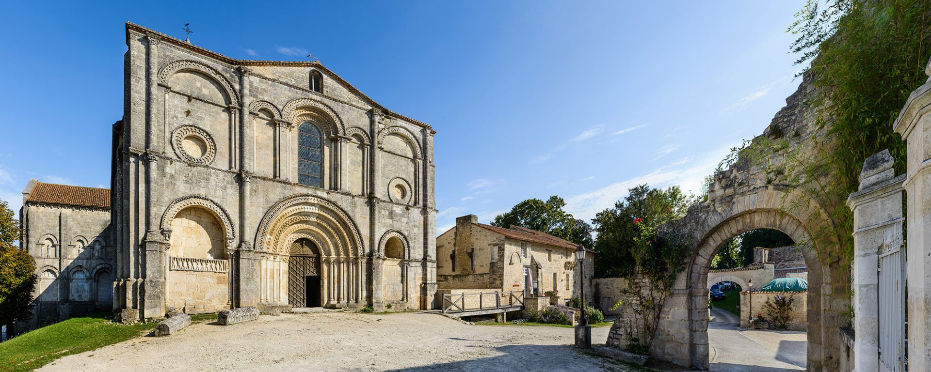 Façade de l'abbatiale de St-Amant-de-Boixe