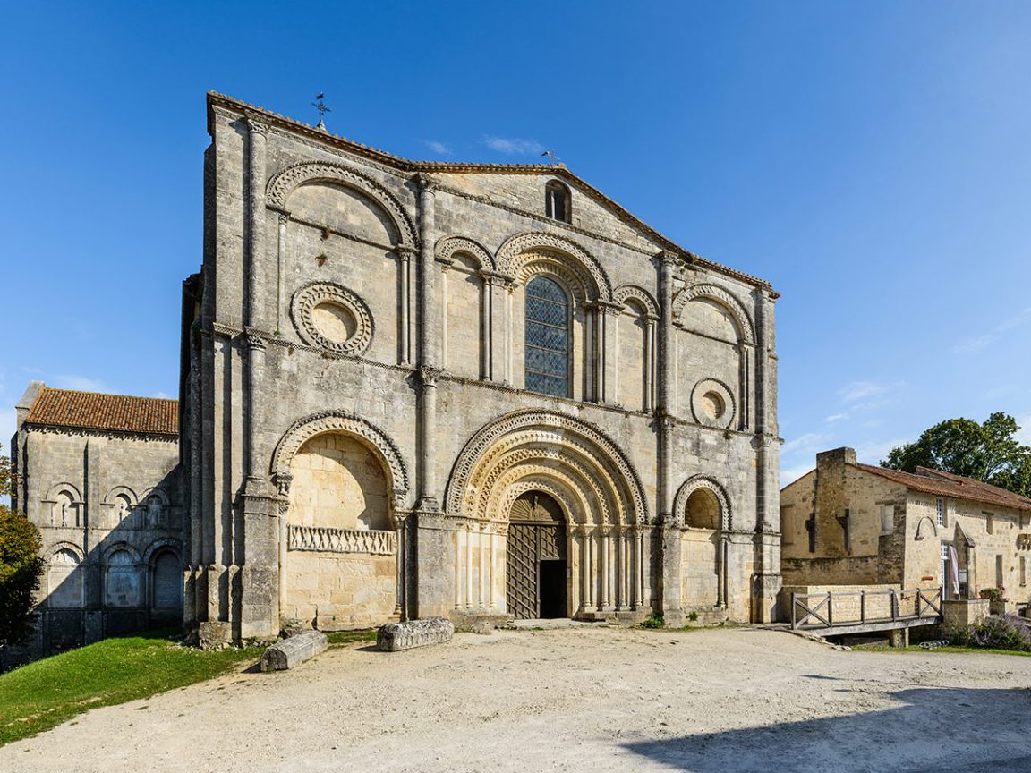 Façade de l'abbatiale de St-Amant-de-Boixe