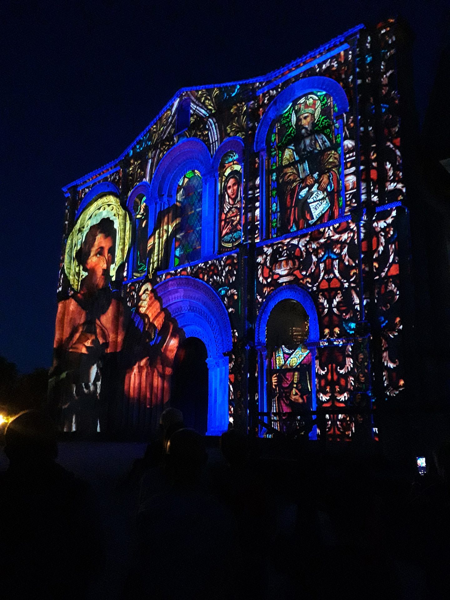 Spectacle polychromie sur la façade de l'Abbaye de St-Amant-de-Boixe