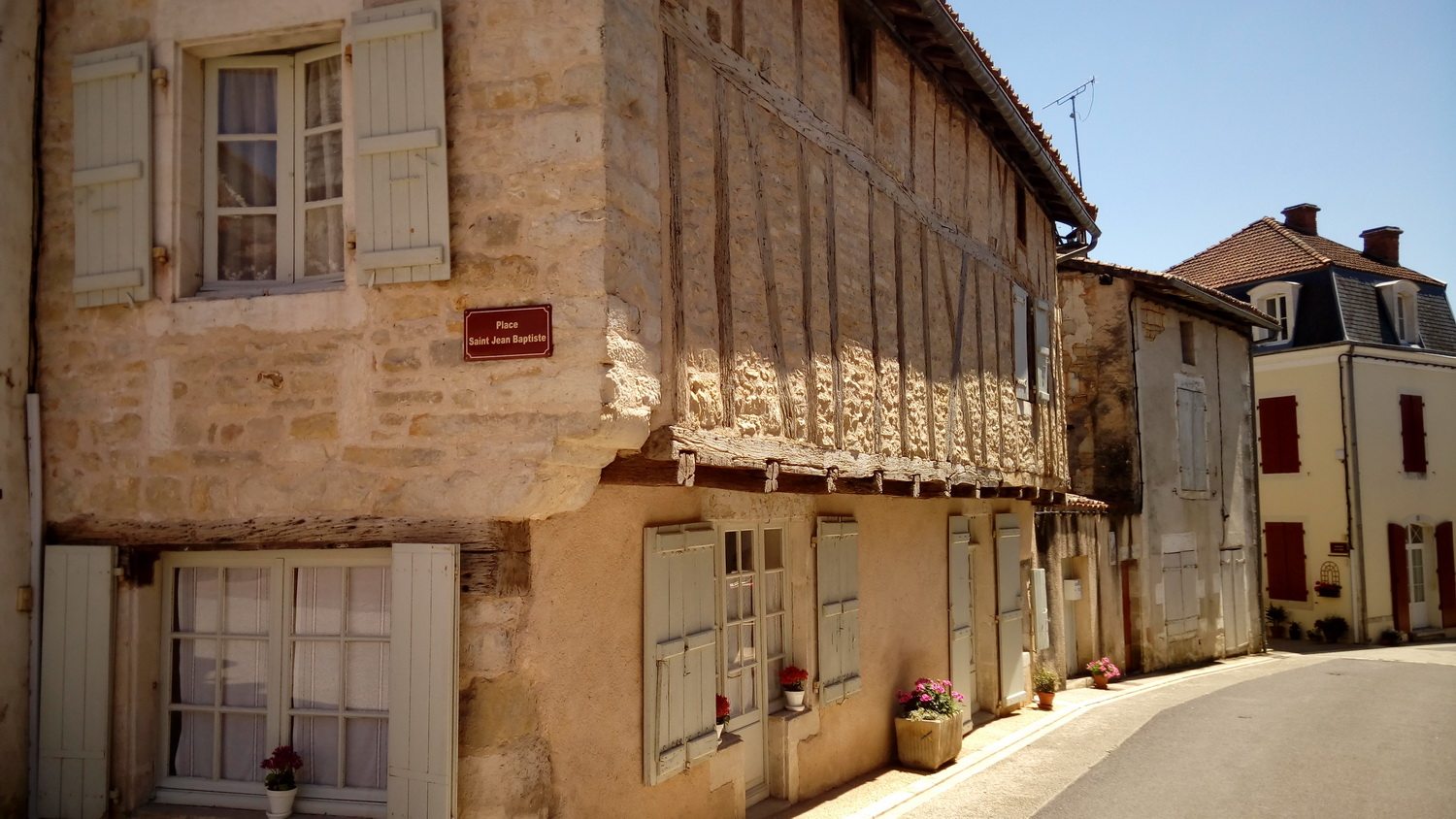 Maison à pans de bois de Nanteuil-en-Vallée en Nord charente