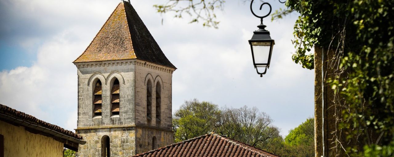 Vue sur l'église du village de Nanteuil en Vallée en Charente