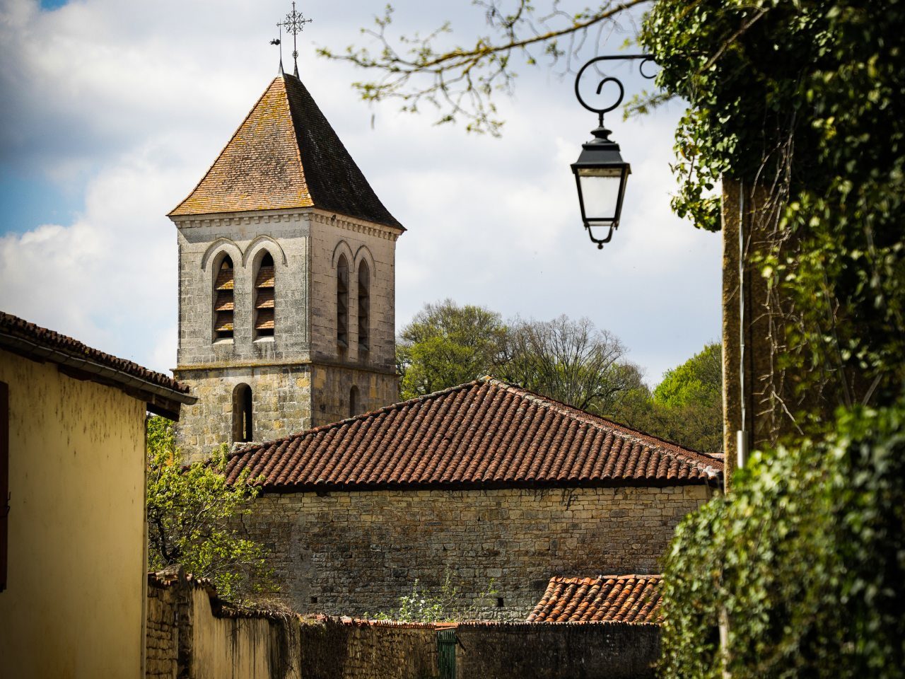 Vue sur l'église du village de Nanteuil en Vallée en Charente