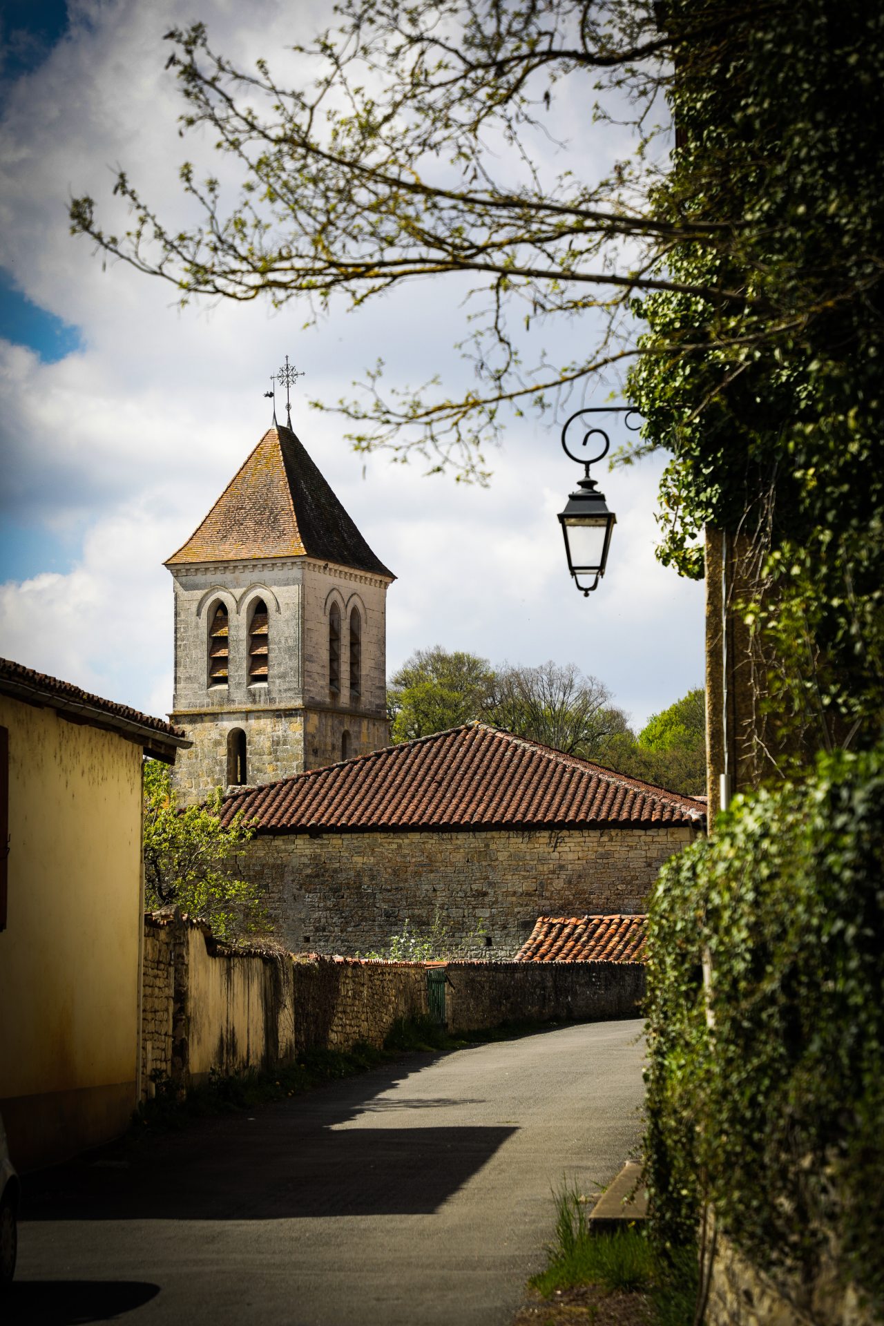 Vue sur l'église du village de Nanteuil en Vallée en Charente
