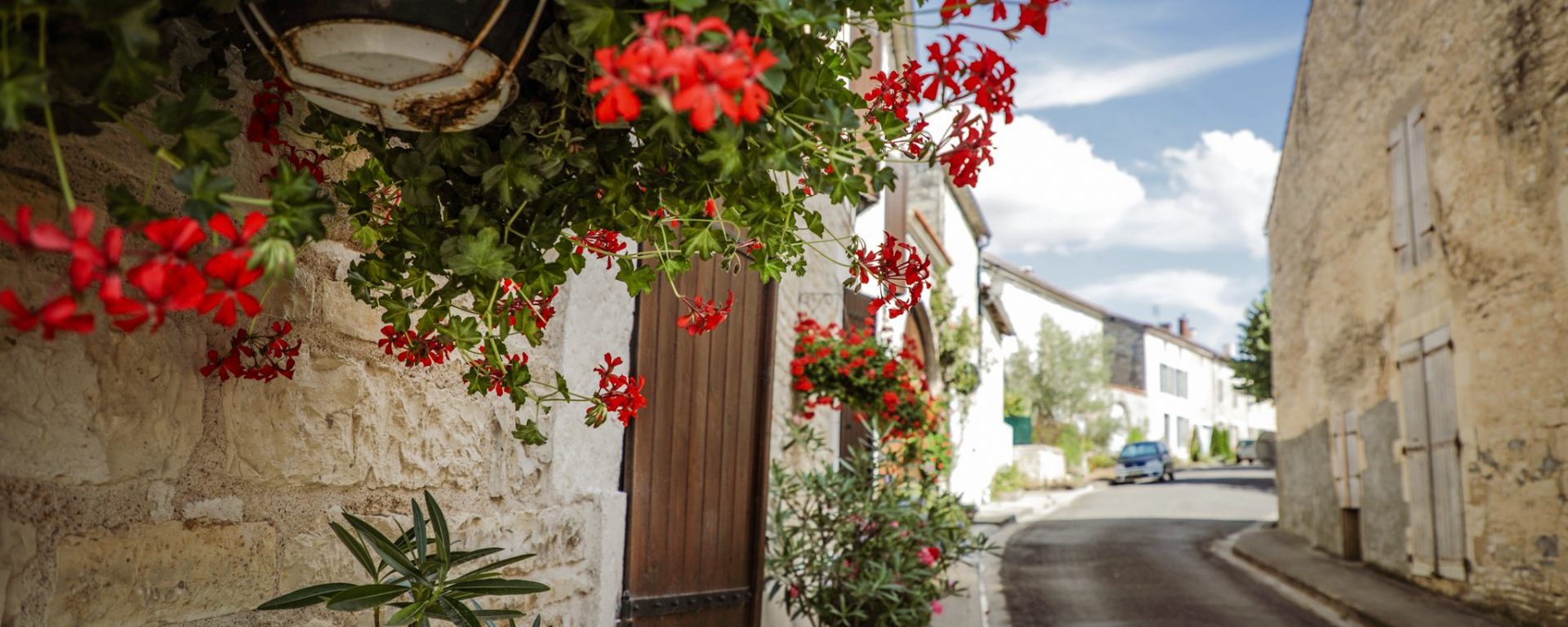 Ruelle fleurie du village de Tusson
