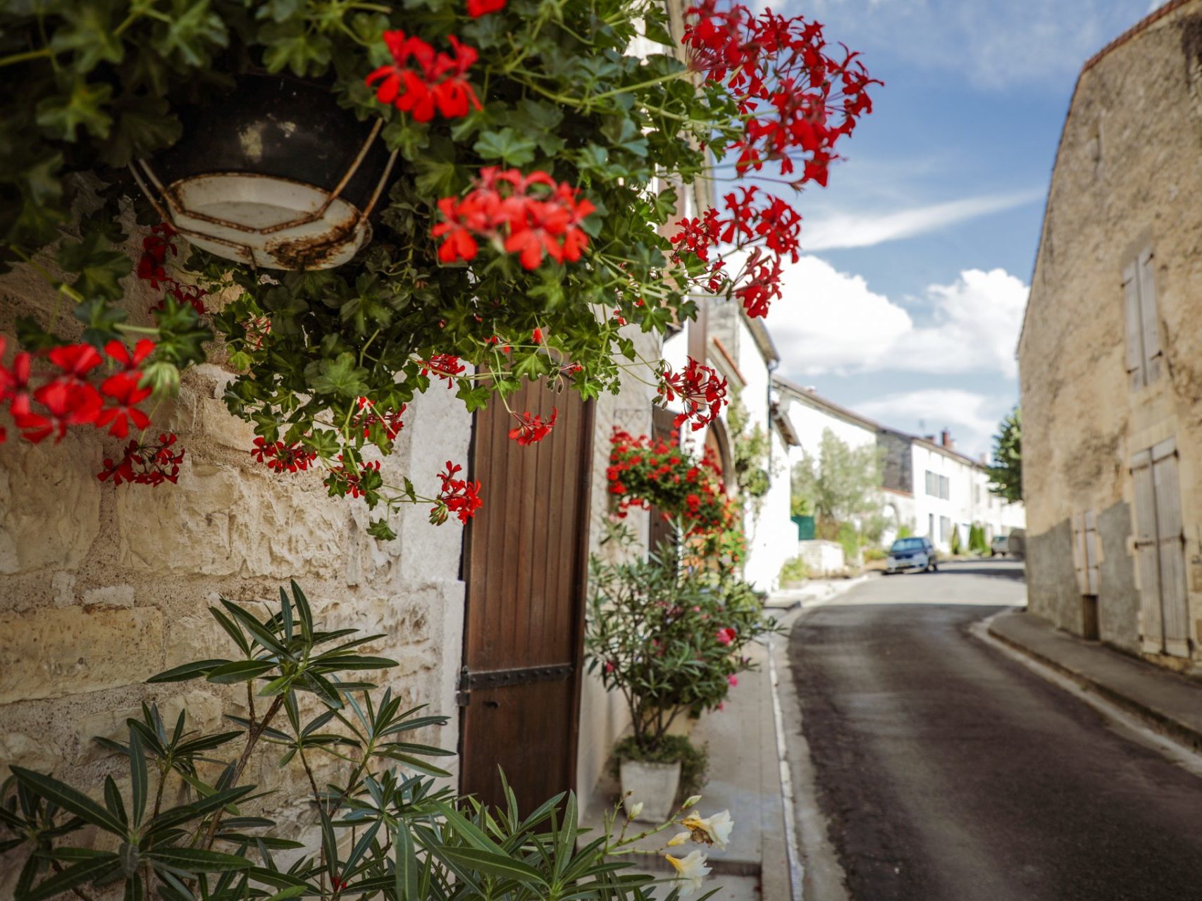 Ruelle fleurie du village de Tusson