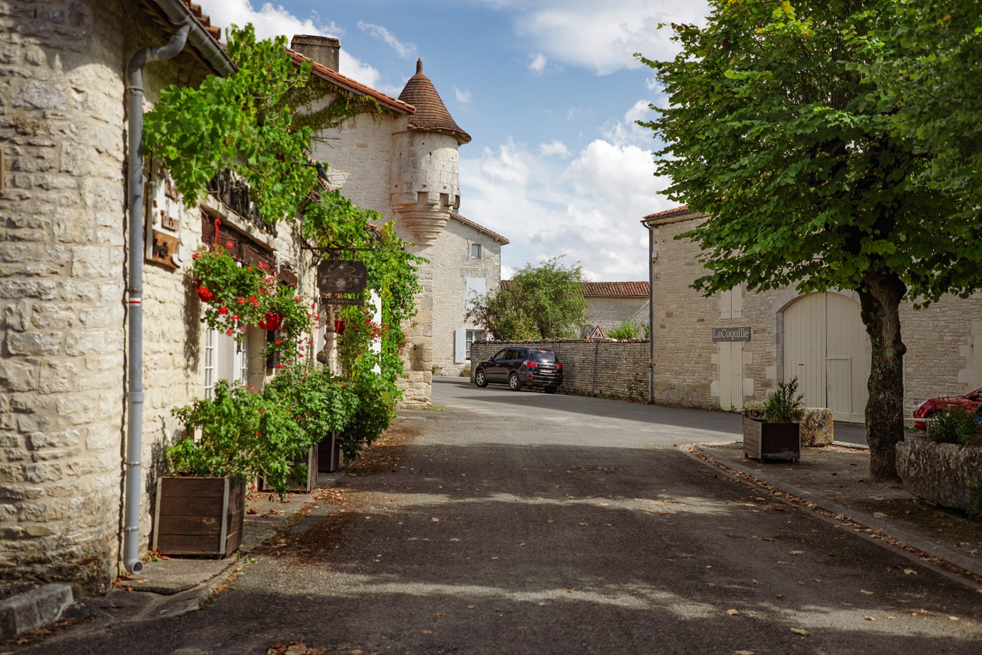 Ruelle du village de Tusson, en Charente