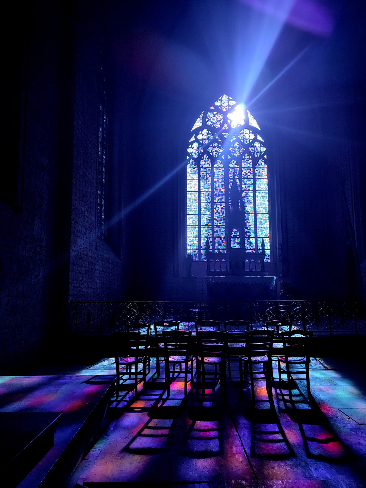 Lumière dans le vitrail de l'église abbatiale de St-Amant-de-Boixe