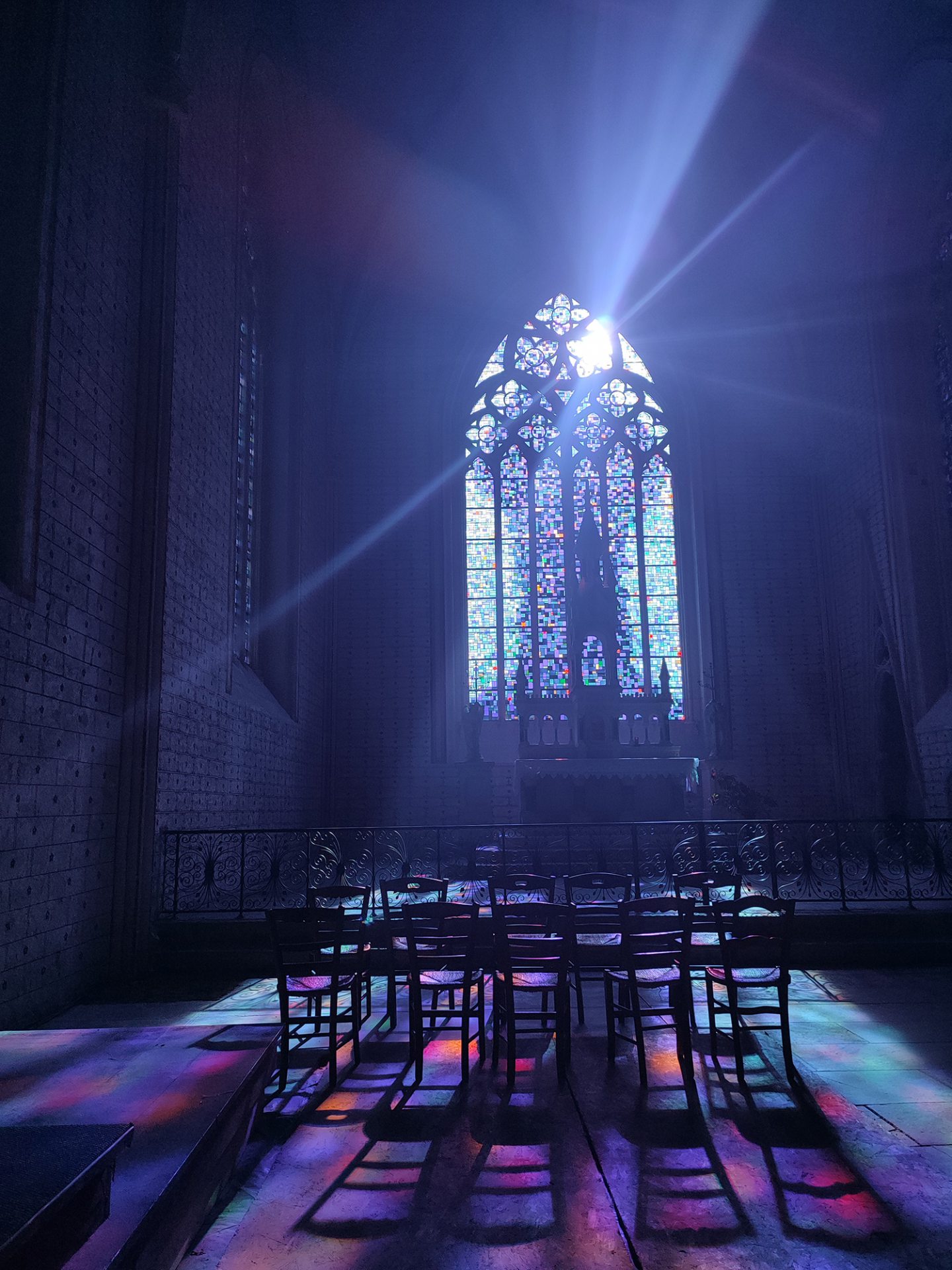 Vitrail contemporain dans le chœur de l'abbaye de St Amant-de-Boixe