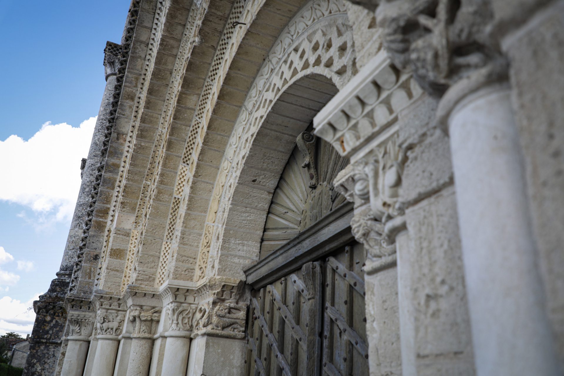 Voussures et chapiteaux du portail de l'Abbaye de St Amant-de-Boixe